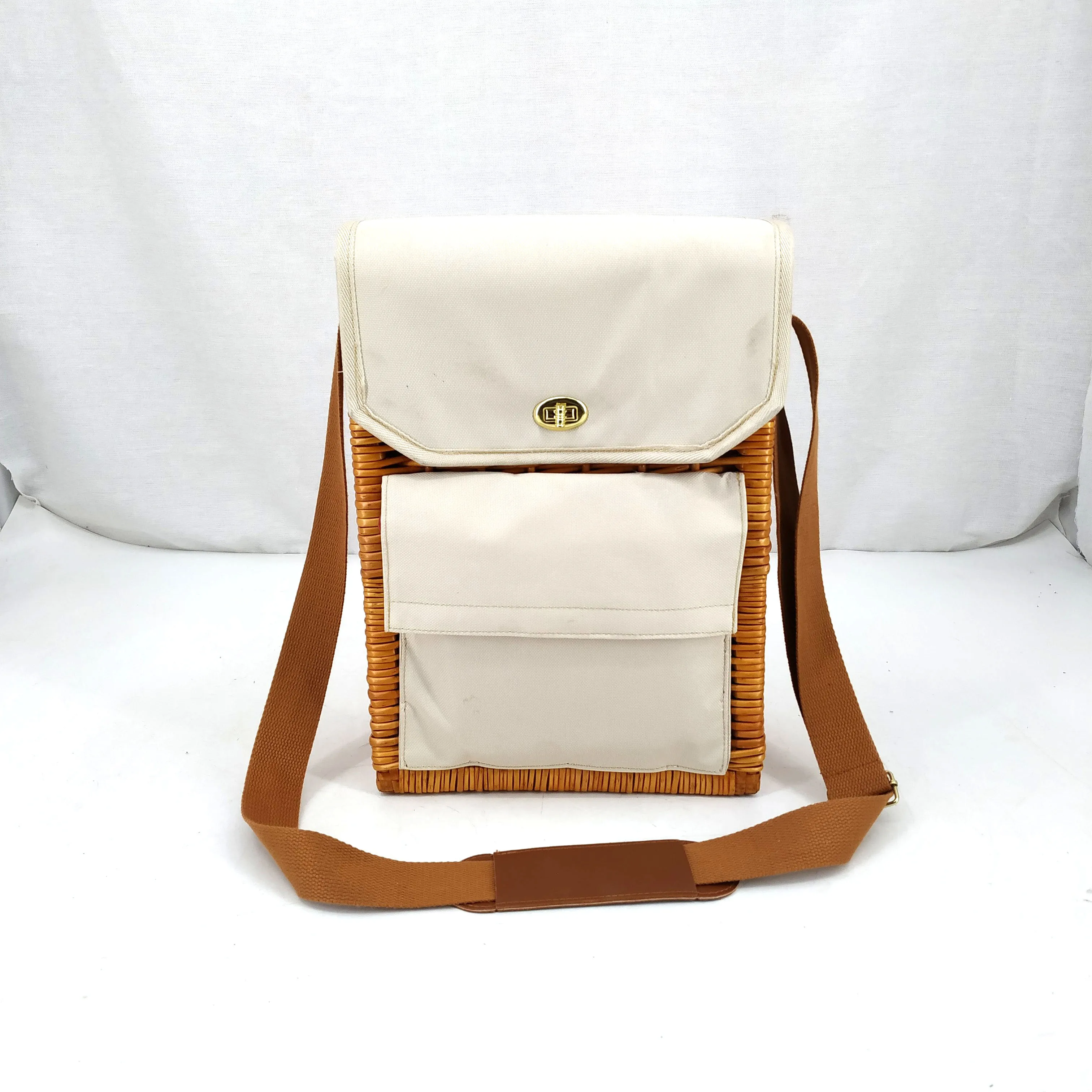 Wholesale wicker leather food and fruit storage 2 wicker bottle rack picnic basket with liner shoulder strap