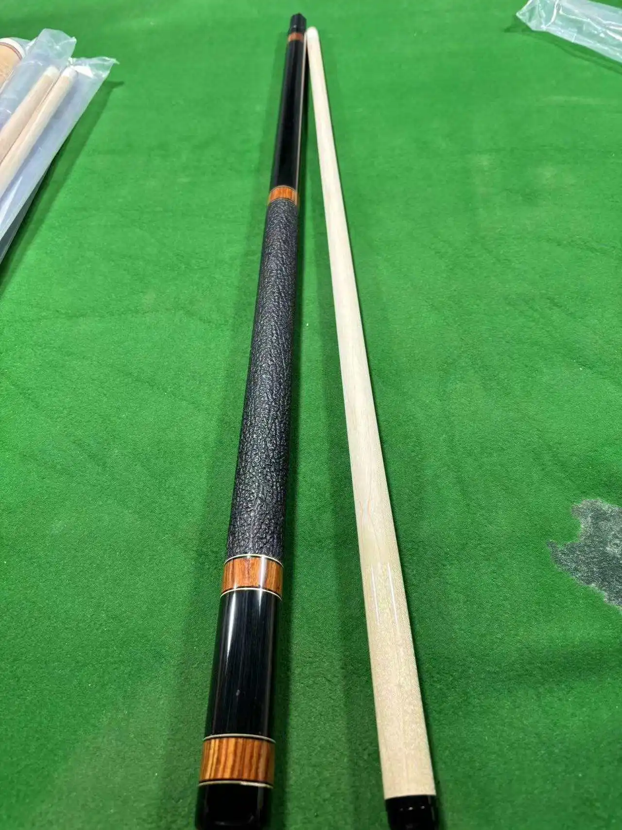 Billiard cues for center billiards with top quality supplied  hot-selling premium handmade ones with real solid wood shafts.