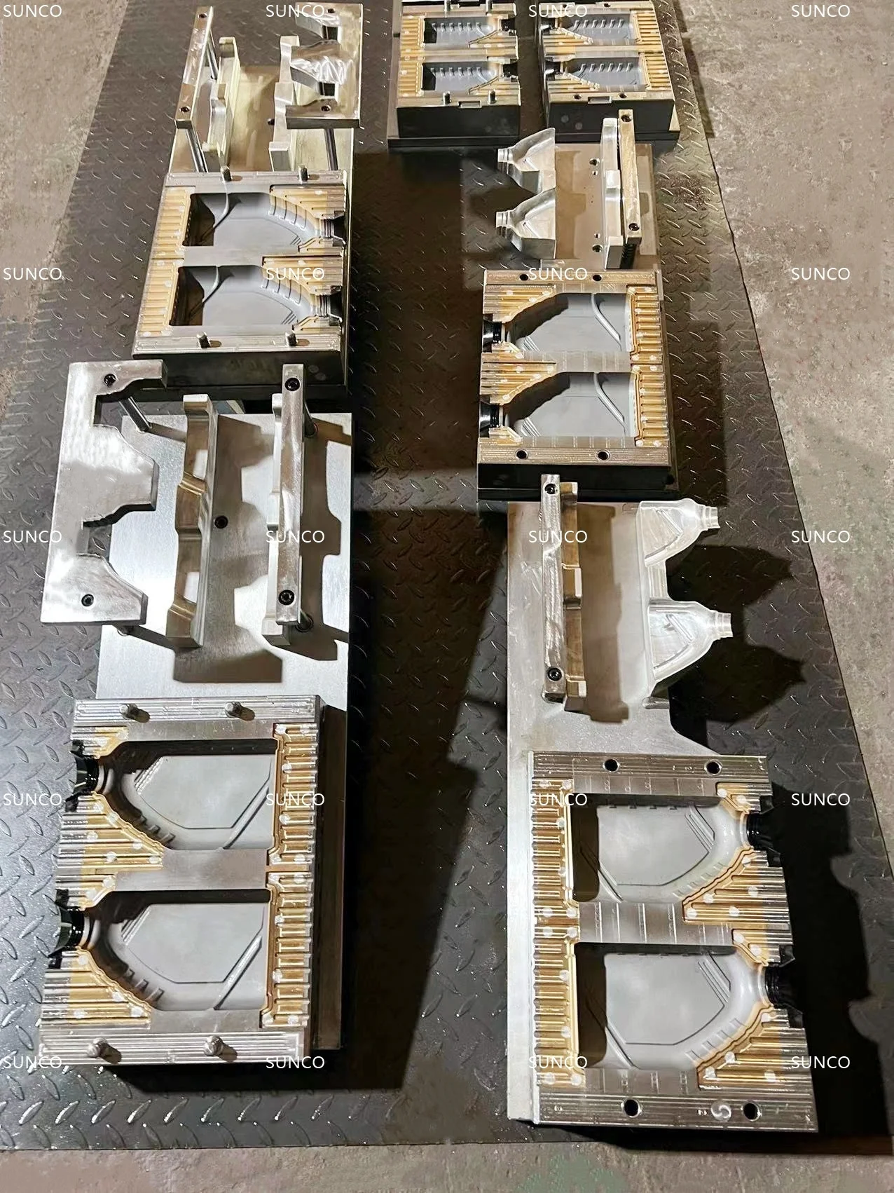 Extrusion Blow Molding Machine  Extrusion Die Mold Extrusion Blow Molding 4 Cavity