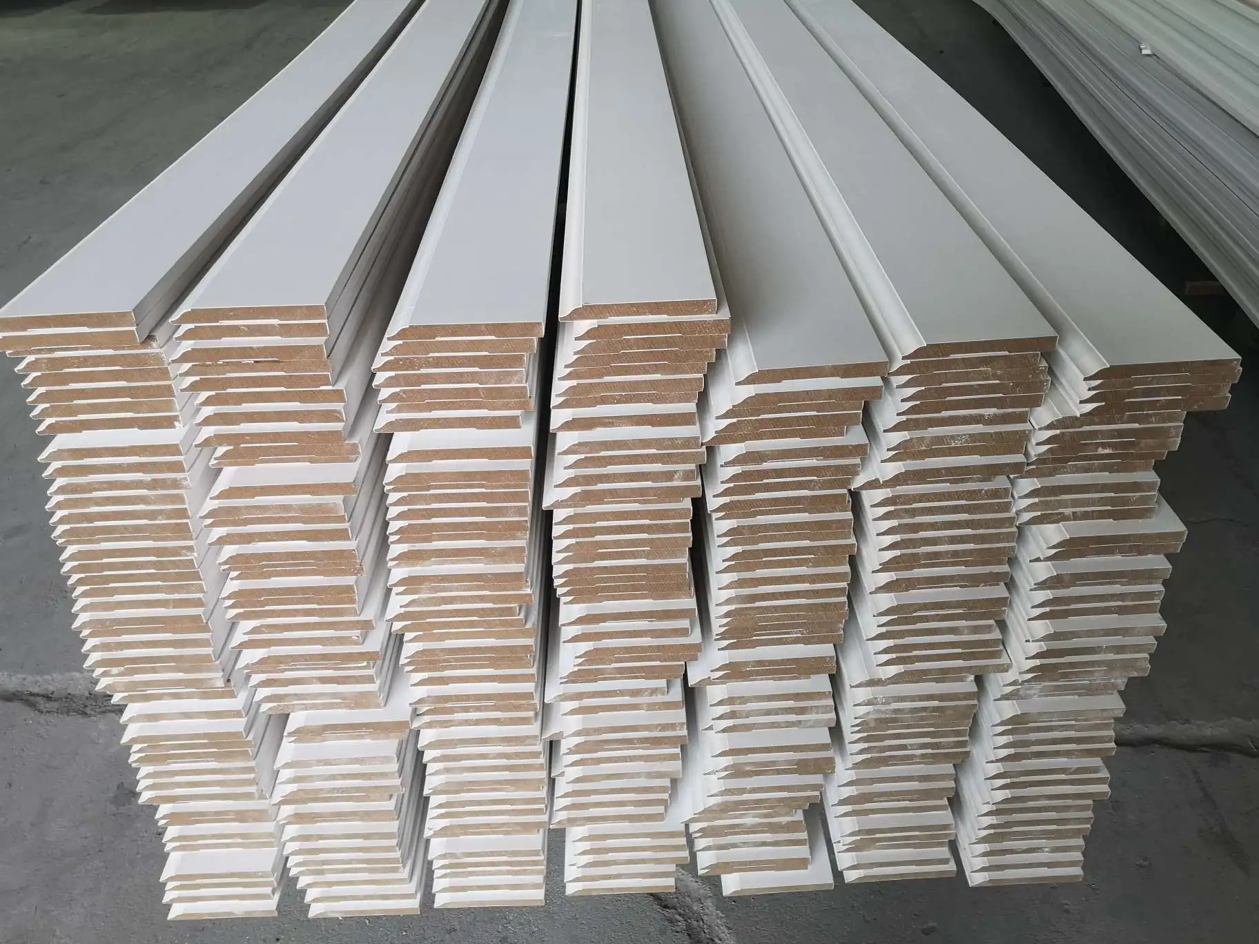 White Primed MDF Moulding 8ft MDF Baseboard Kiln Drying KD MDF Skirting