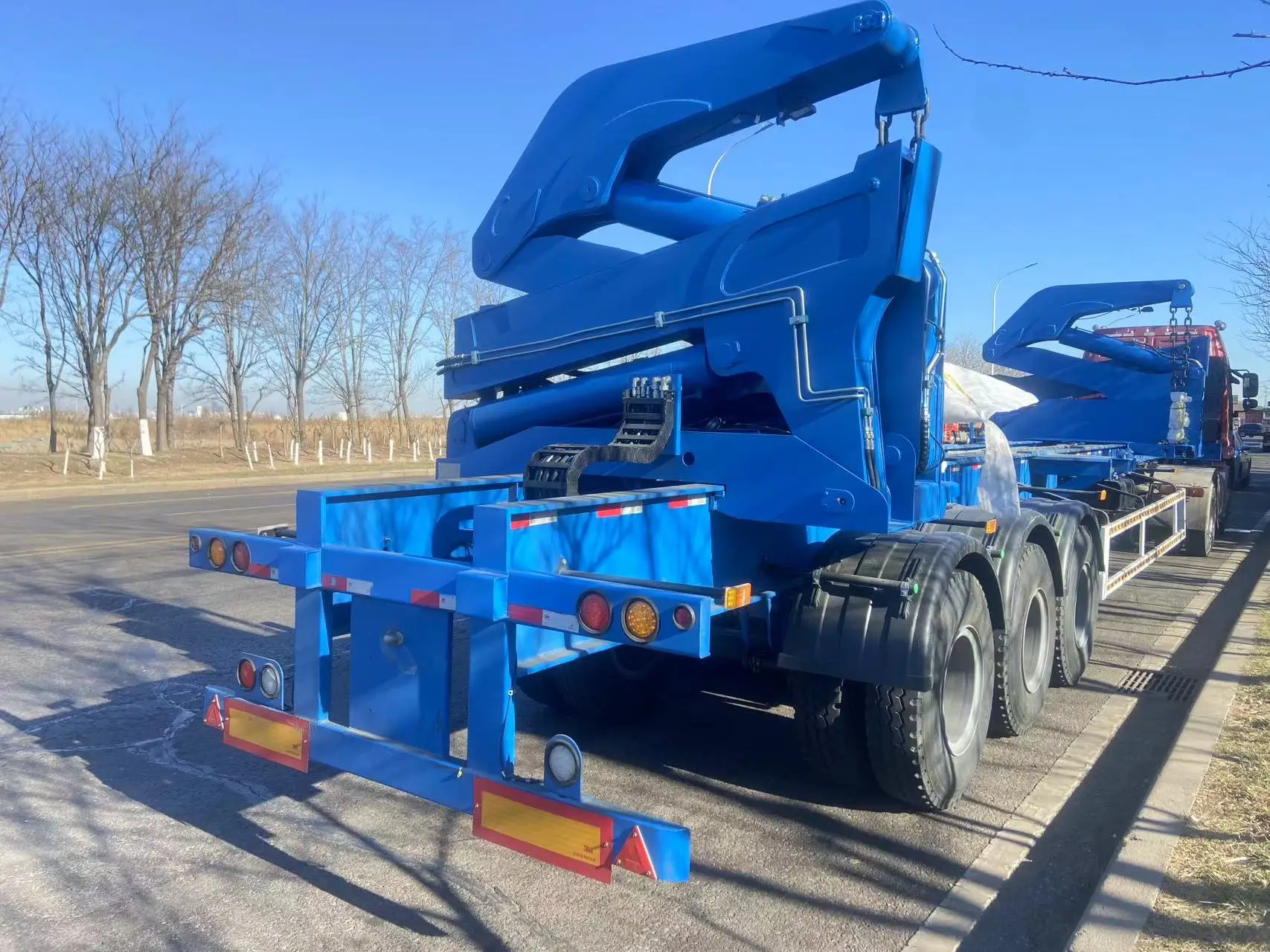 3 Axle 40ft Skeleton Semi Trailer Self Loader Container Trailer Side Lifter Container Truck Trailer With Crane