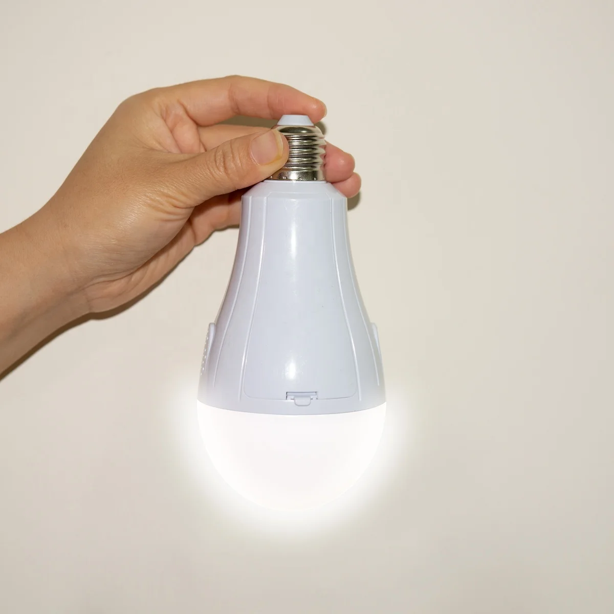 Factory Direct Sale Super Bright Portable 15W 18W  Led Emergency Bulb Rechargeable For Power Failure