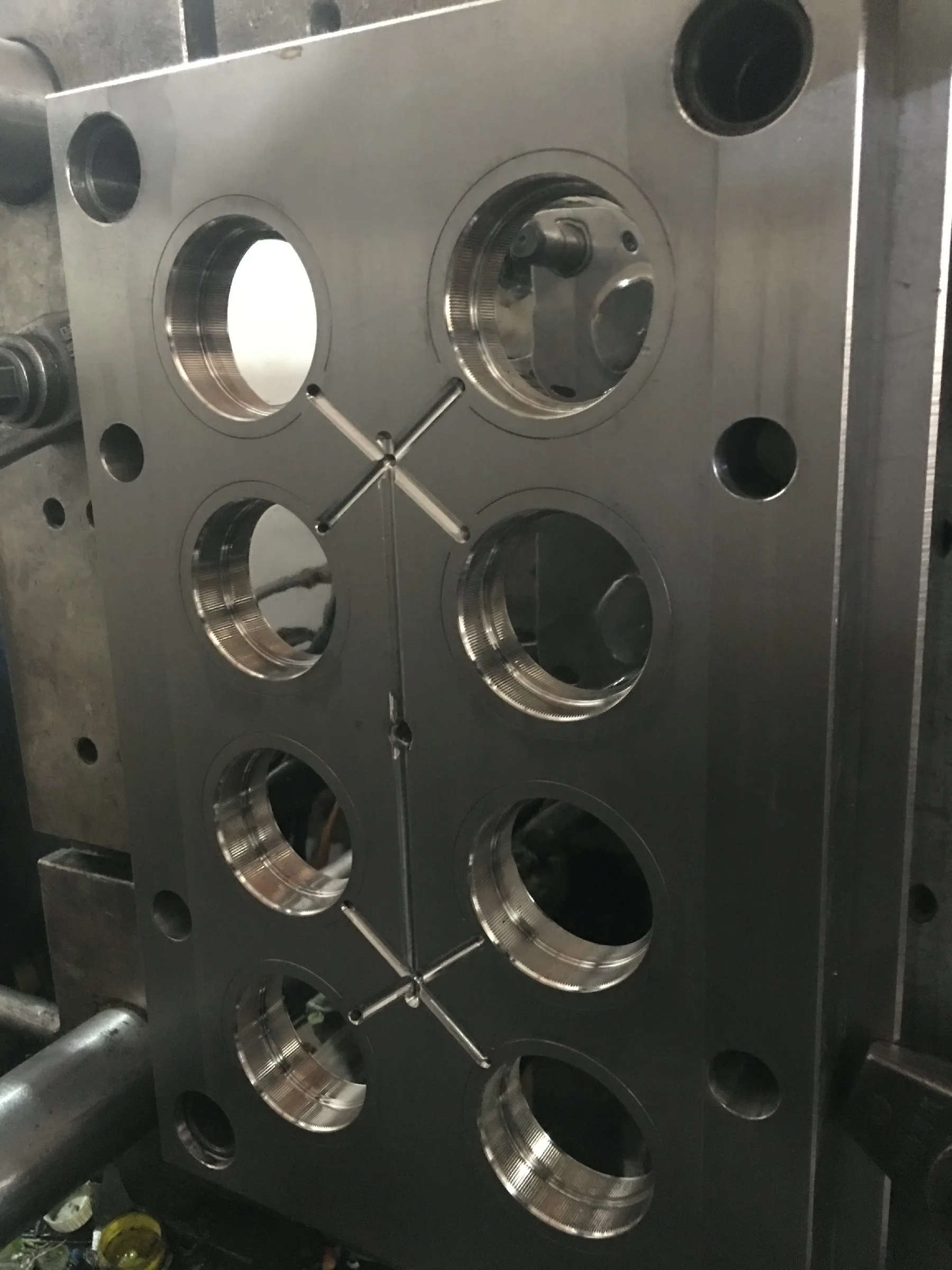 8cavity half hotrunner glass bottle coffer cap injection mould