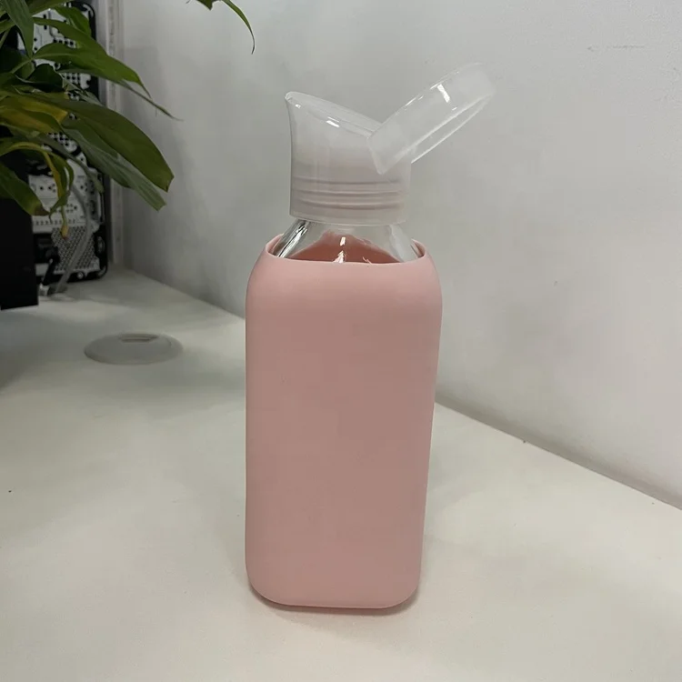 Custom Borosilicate Glass Water Bottle with Silicone Sleeve Leak Proof Reusable BPA Free Water Bottles with Plastic Lid