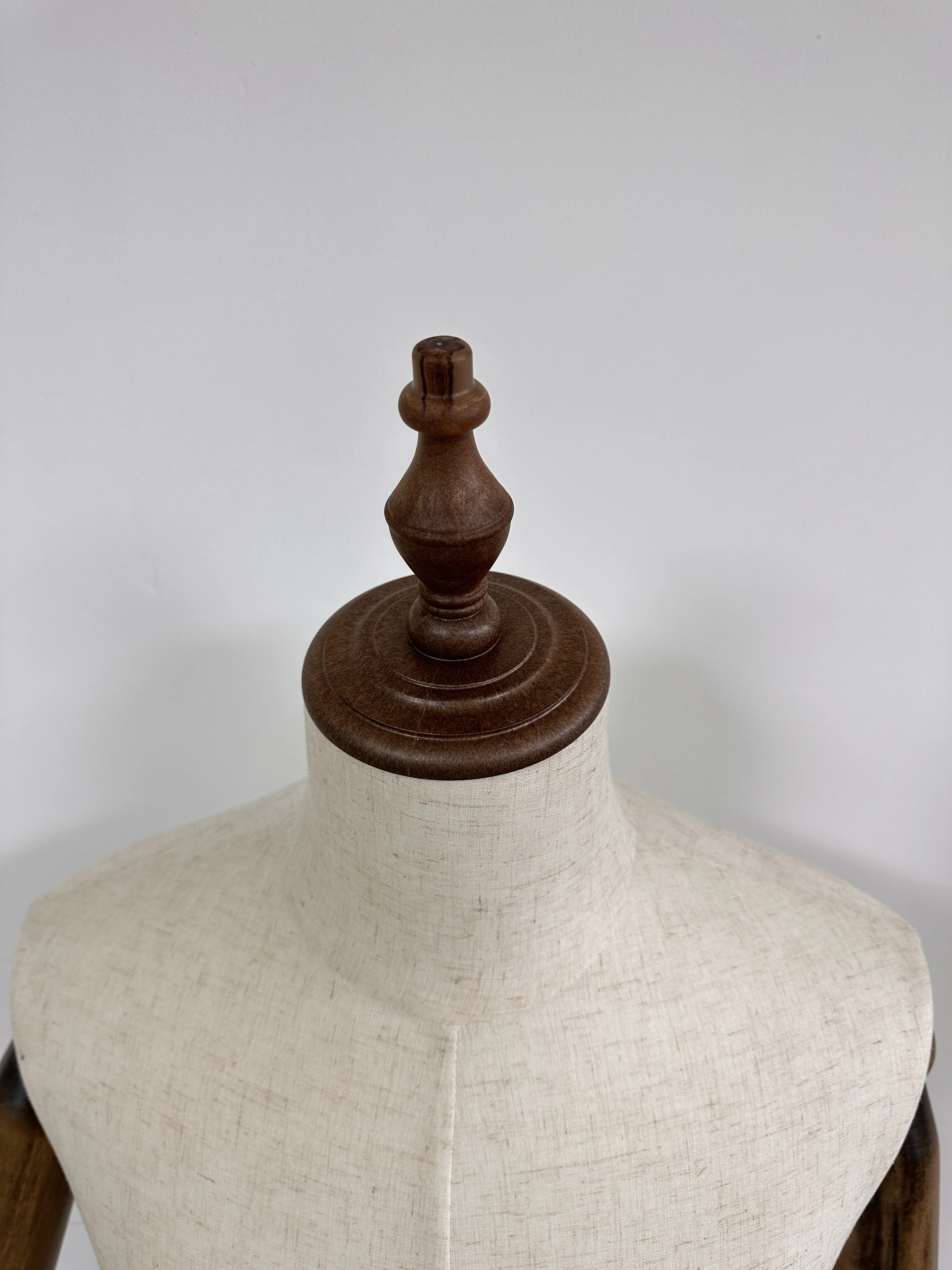 High Quality Wholesale Flexible Wooden Arms Male Suit Mannequin For Display Adjustable Half Body Male Mannequin