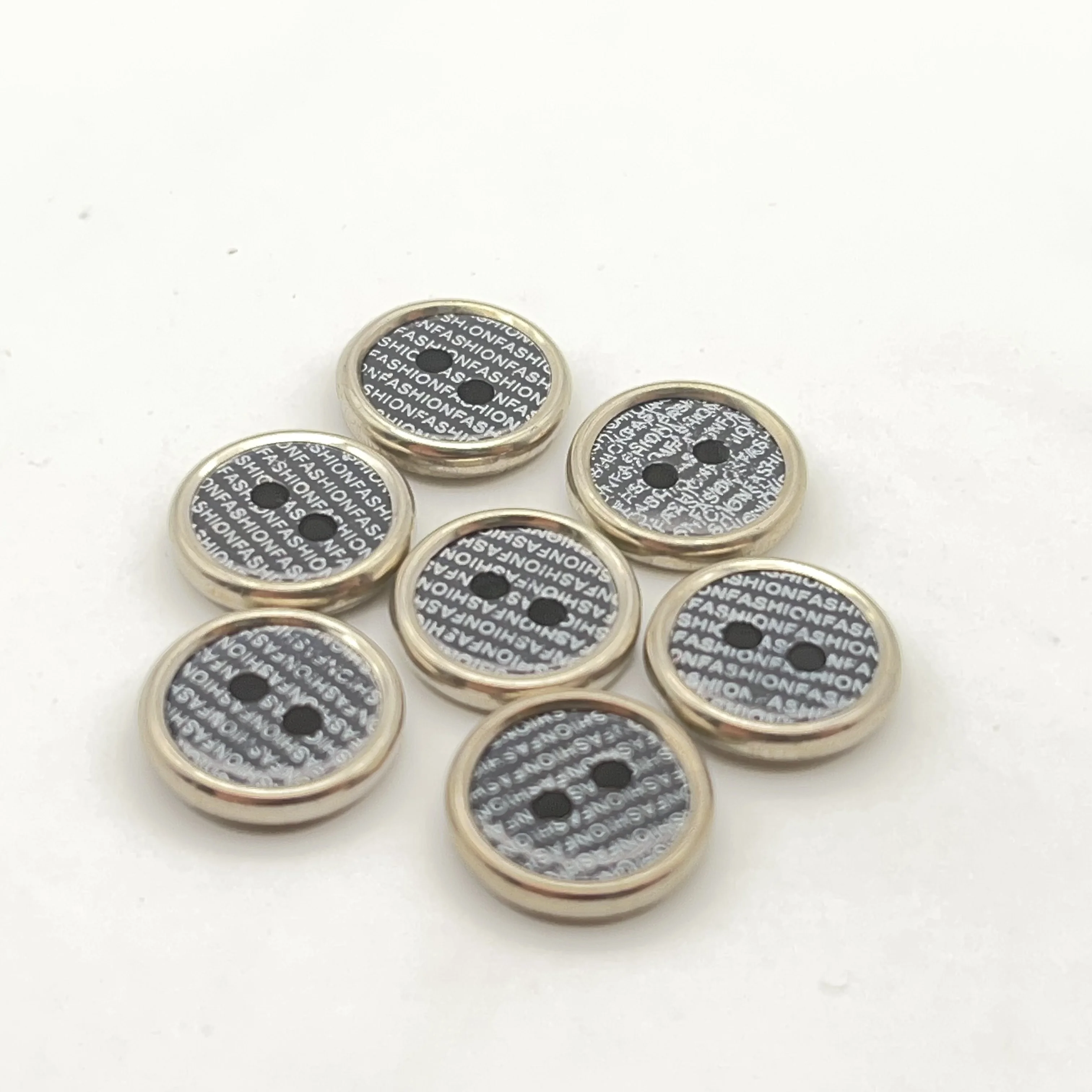 Новинка 2022, популярный размер логотипа, цветные полимерные пуговицы с двумя отверстиями для рубашек