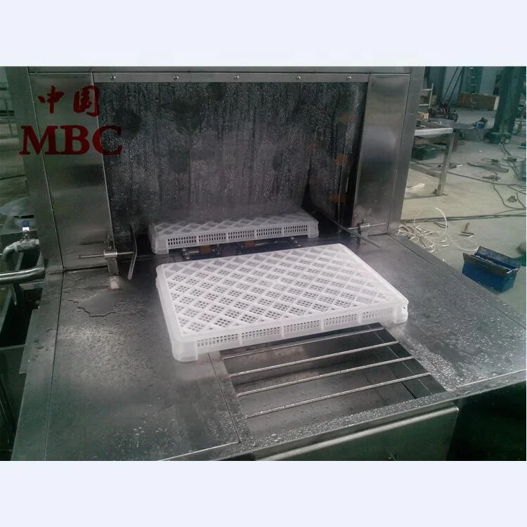 Automatic plastic pallet cleaning machine