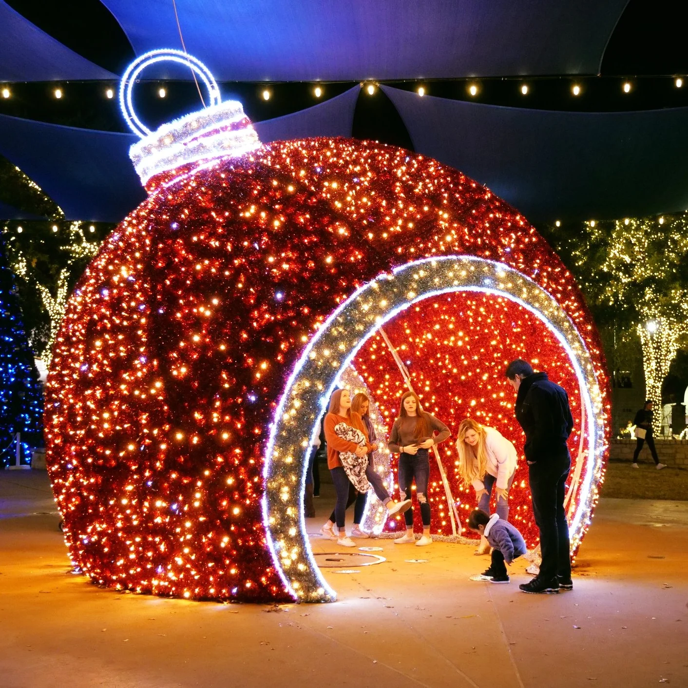Giant red walk through light ball Commercial street Decoration Outdoor Motif Lights 3D Bauble for Christmas holiday