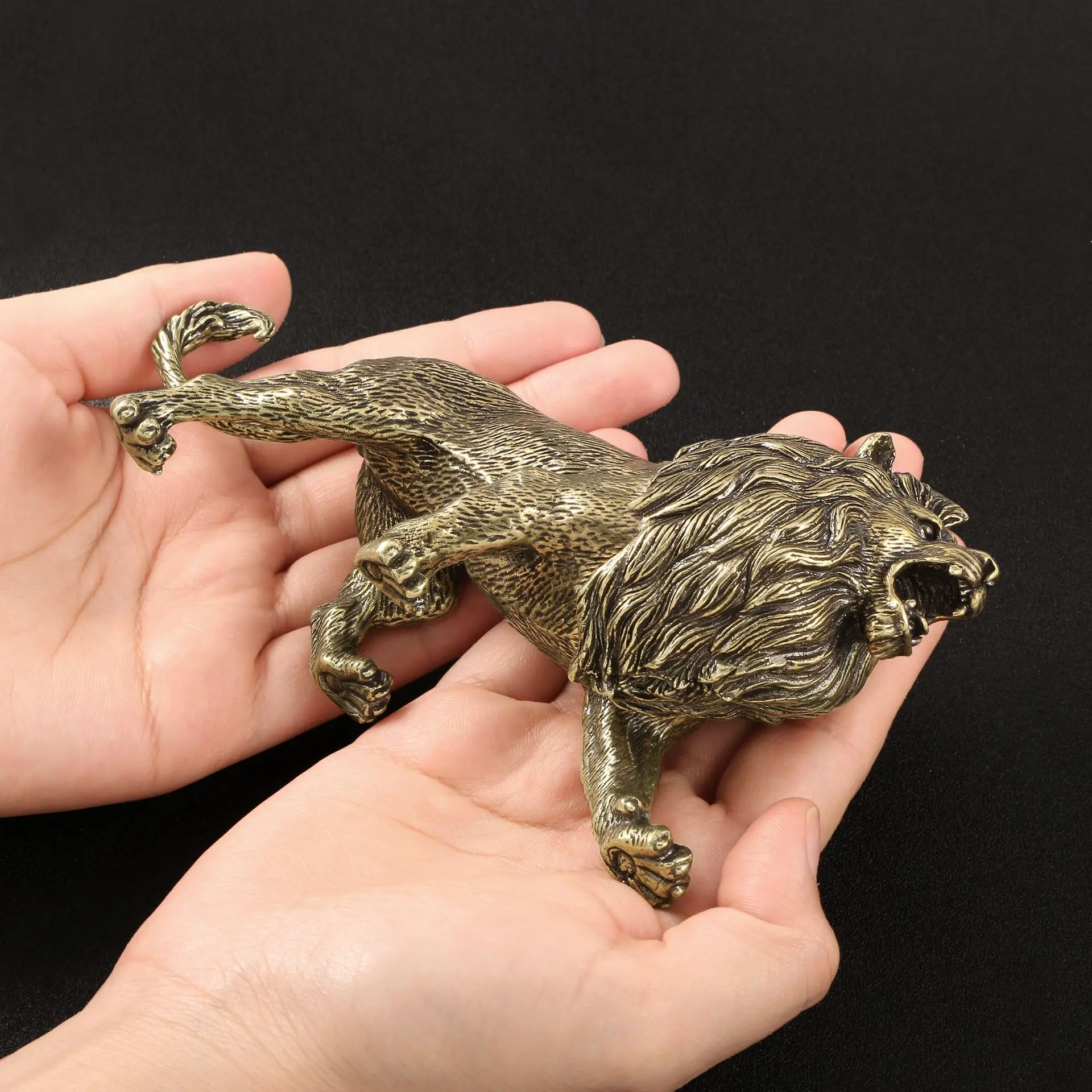 Bronze crafts, king of grassland, big lion, brass ornaments, home decorations