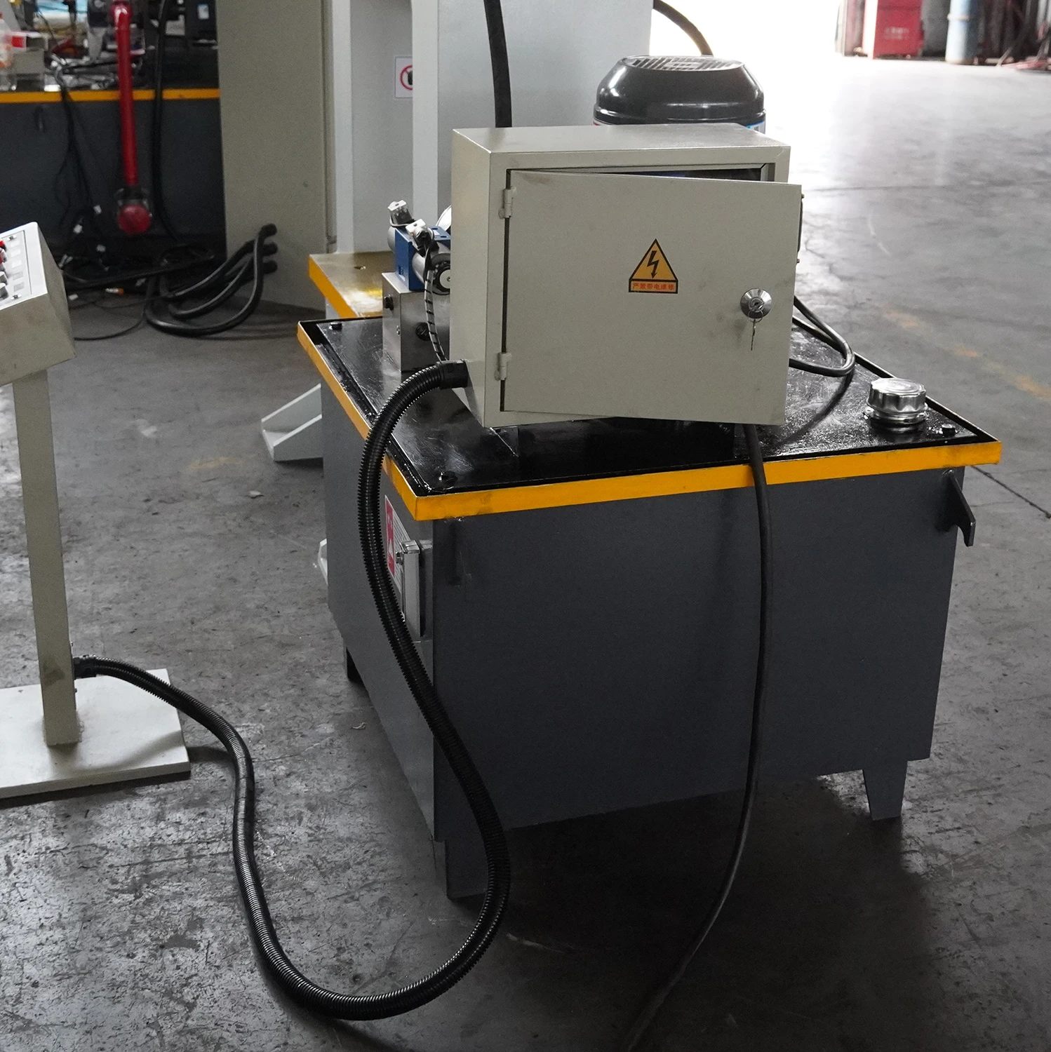 Nadun 200T Gantry Hydraulic Press with Movable Worktable