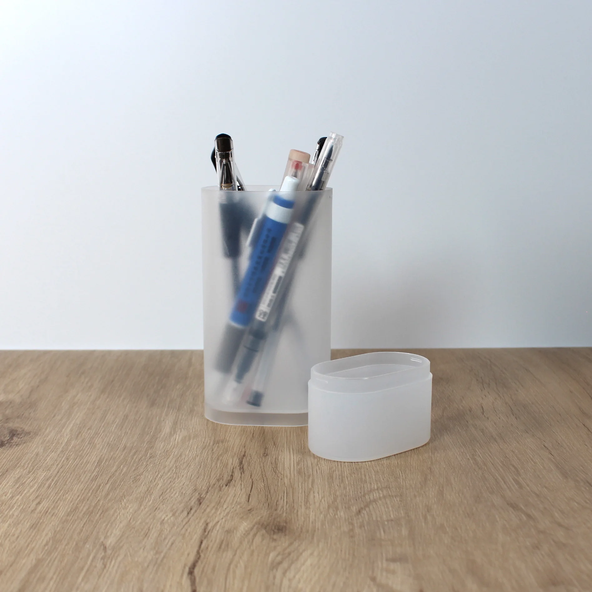 China factory wholesale cheap simple design children plastic pencil cases stationery box