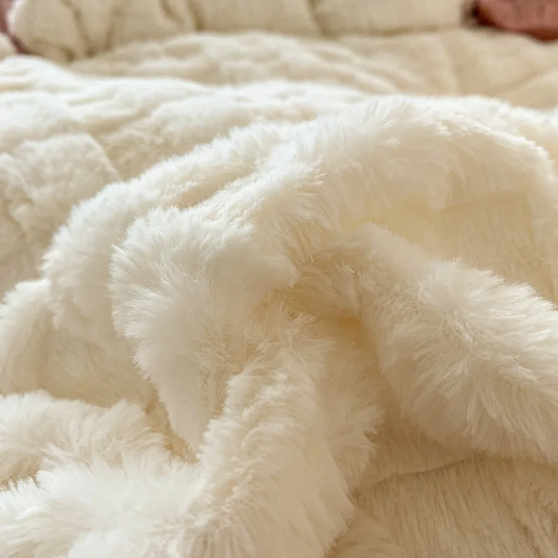 Light Luxury Four-Piece Bedding Set High-End Coral Flannel Quilt Cover and Rabbit Furry Bed Sheet for Home or Hotel