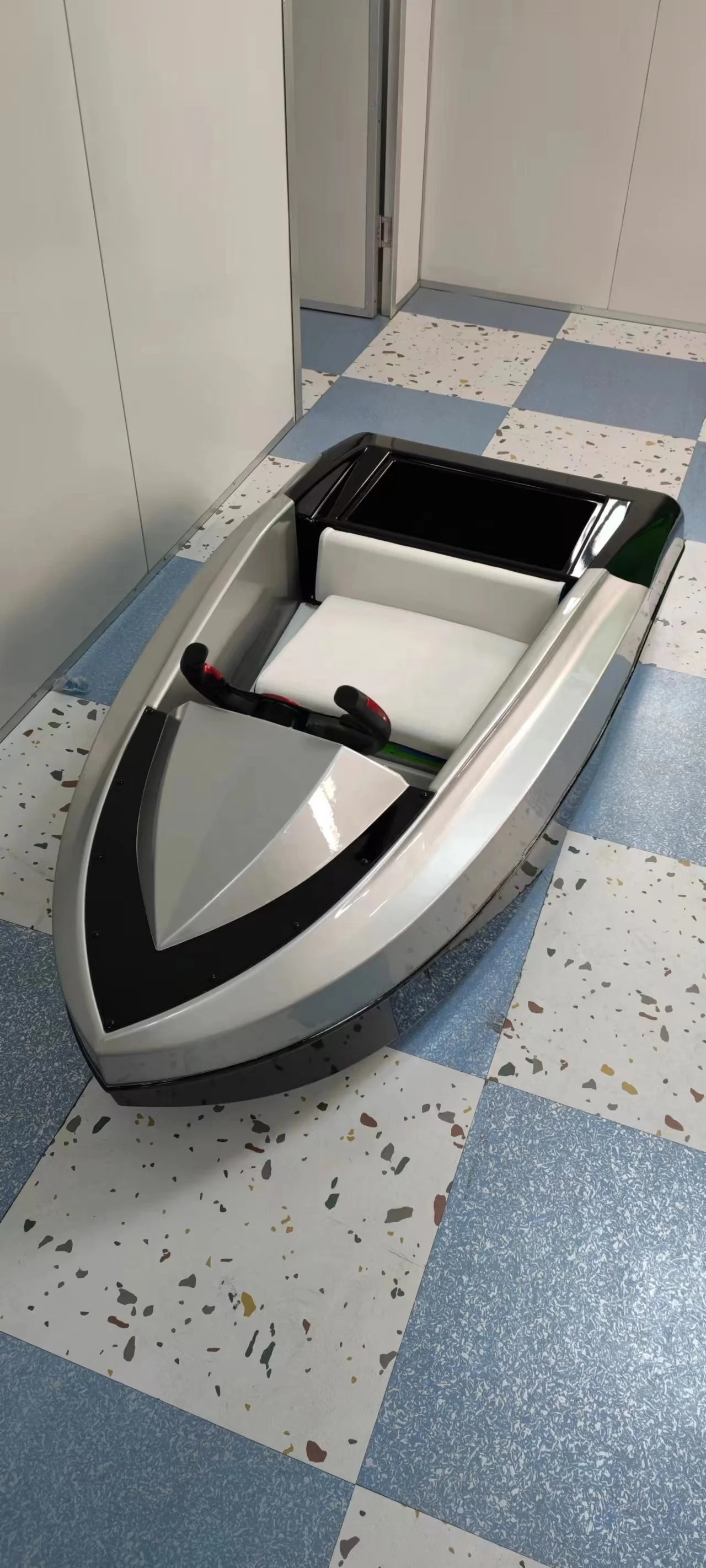 Best Design Water Sports Personal Kart Boat Fiberglass Jet Boat For Sale Multi Functional Competitive Entertainment Speed Boat