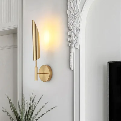 Простой золотистый настенный светильник, дизайнерская модель для отеля, виллы, гостиной, фоновая настенная лампа для спальни, прикроватная лампа