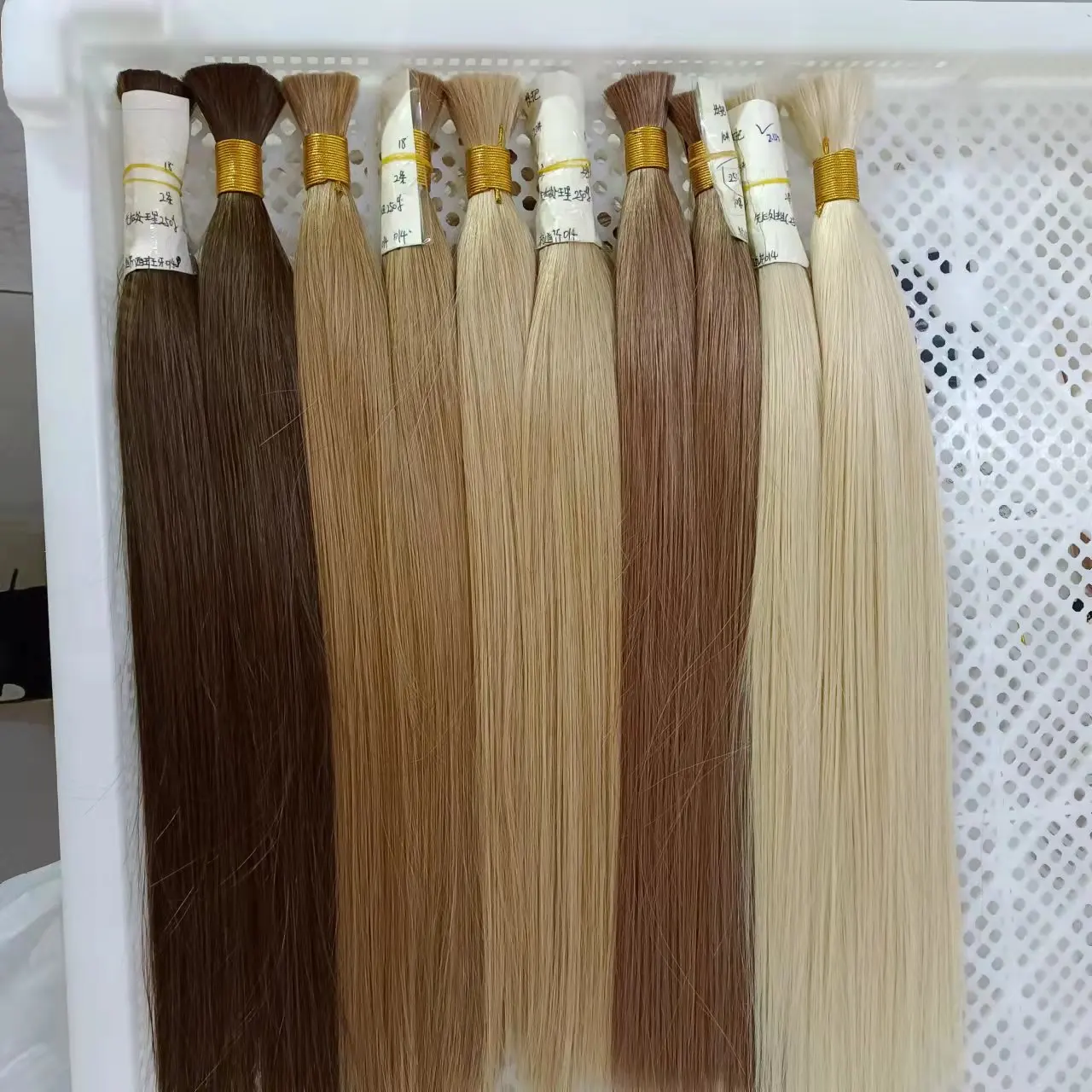 Оптовая продажа афро кудрявые светлые бразильские натуральные волосы Remy для наращивания человеческие