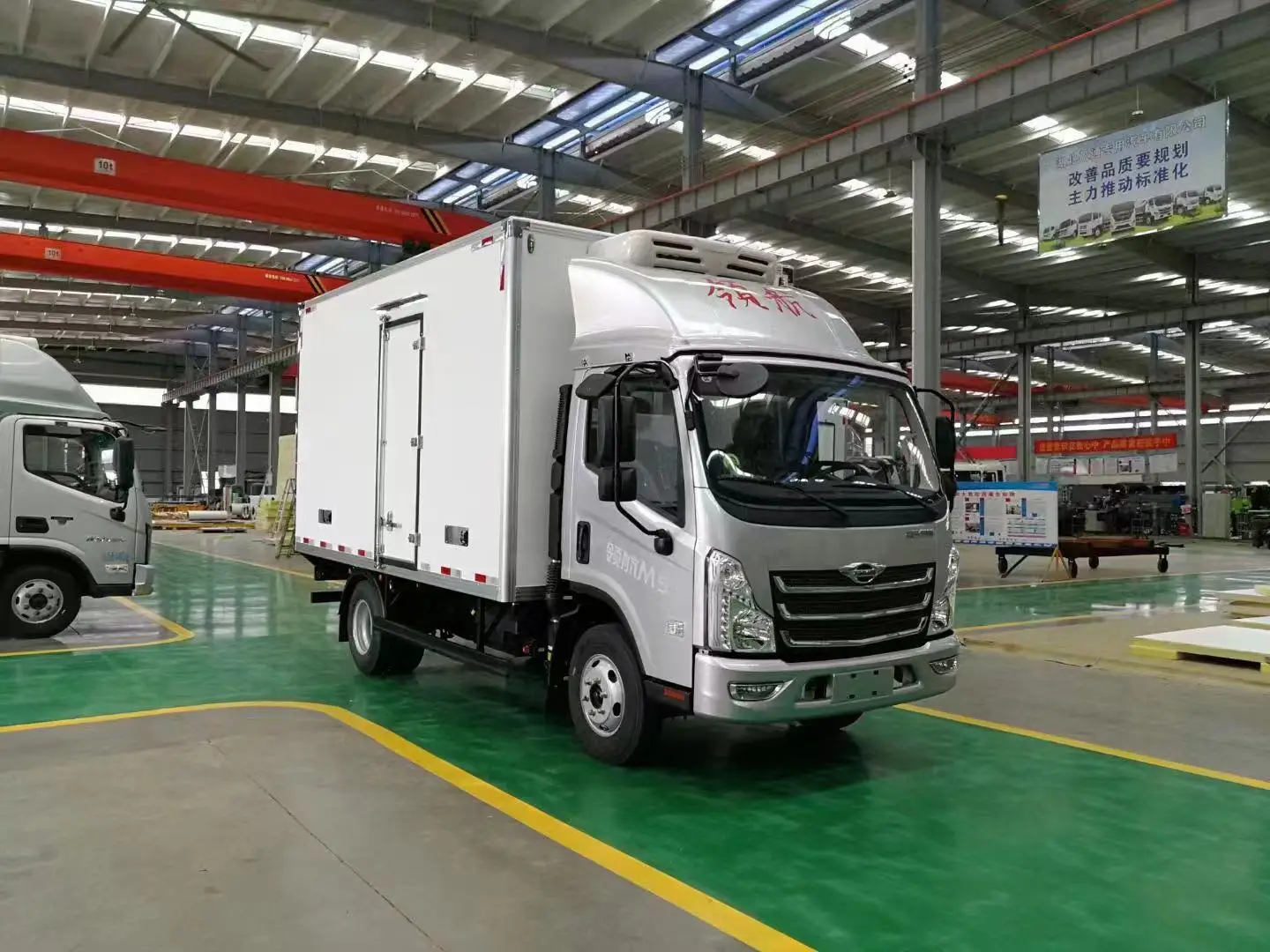 Factory price Foton Forland 4x2 Freezer refrigeratored truck for sale