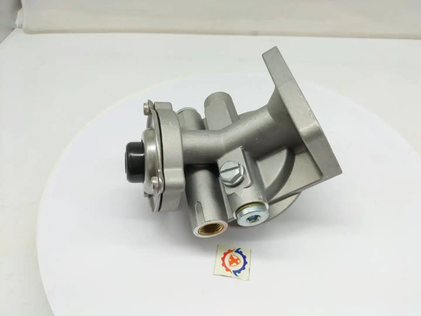 XUNPO ORIGINAL NEW EXCAVATOR SK200-8 R215-7 R225-7 8159975 R90P HAND OIL PUMP Oil-water seat