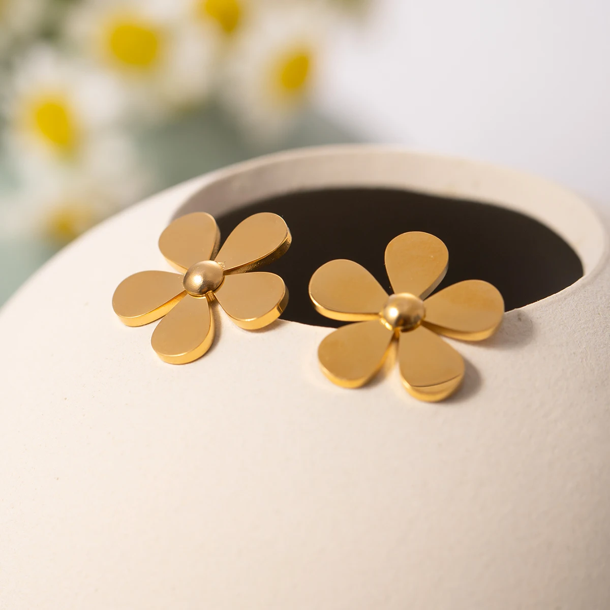 J&D Fashion Minimalist 18K PVD Gold Stainless Steel Stud Jewelry 5 Petals Daisy Flower Earring Girl Summer