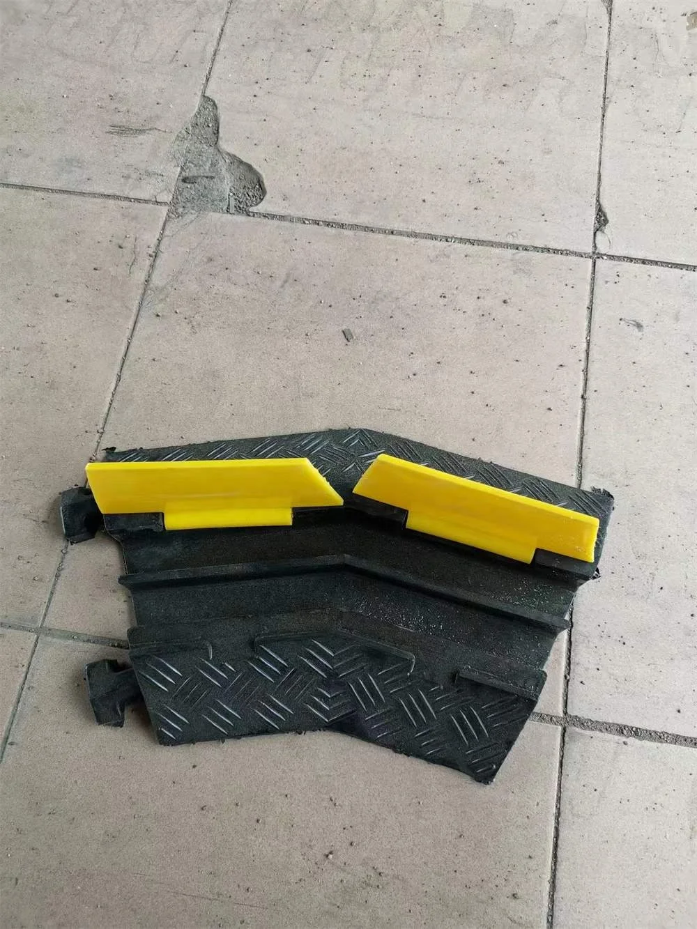 Rubber  Cable Protector Ramp 5 Channel 20000Lbs Load Capacity Traffic Speed Bump Wires Power Lines Extension Cord Indoor outdoor