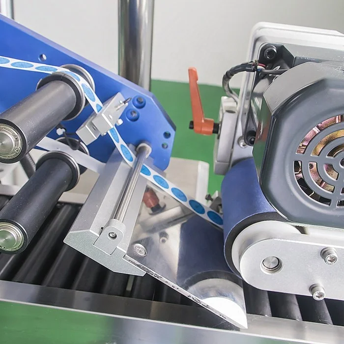 Horizontal lip balm labeling machine round lip balm tube labeling machine