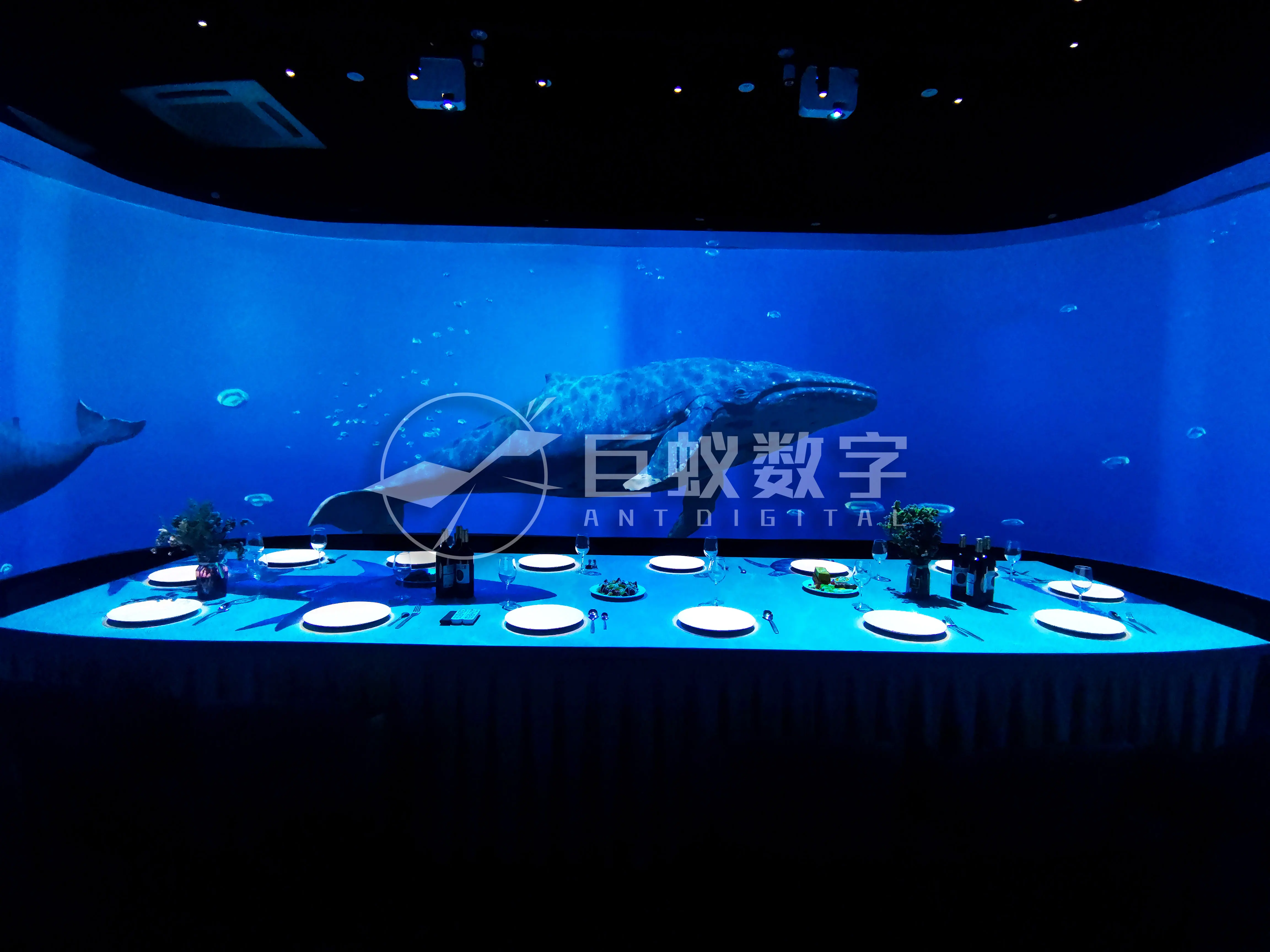 Holographic immersive projection system before and after installation Holographic immersive restaurant