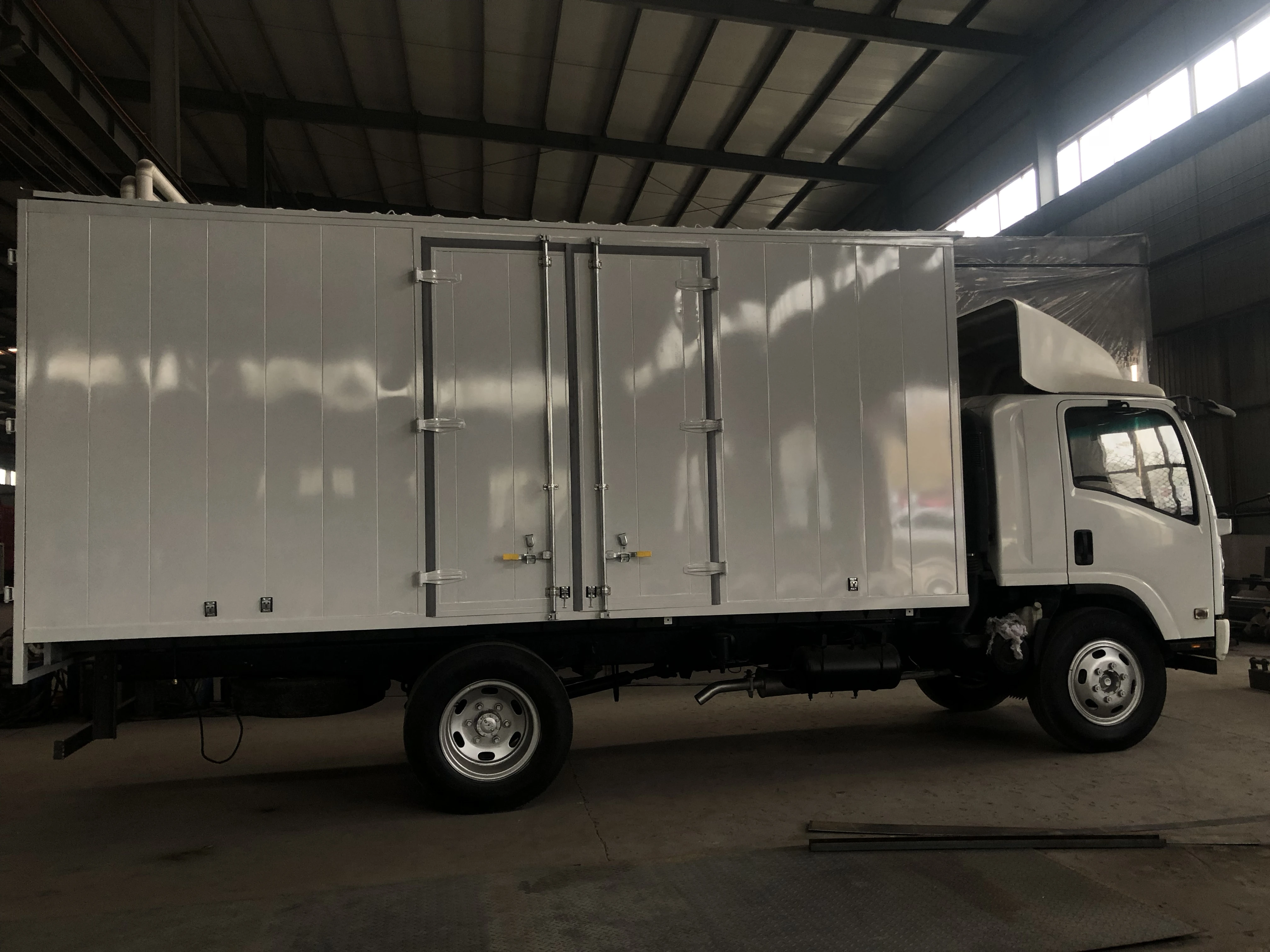 Лидер продаж грузовой автомобиль среднего размера ISUZU мощный дизельный двигатель 4x2 тип привода грузовики с фургоном NPR