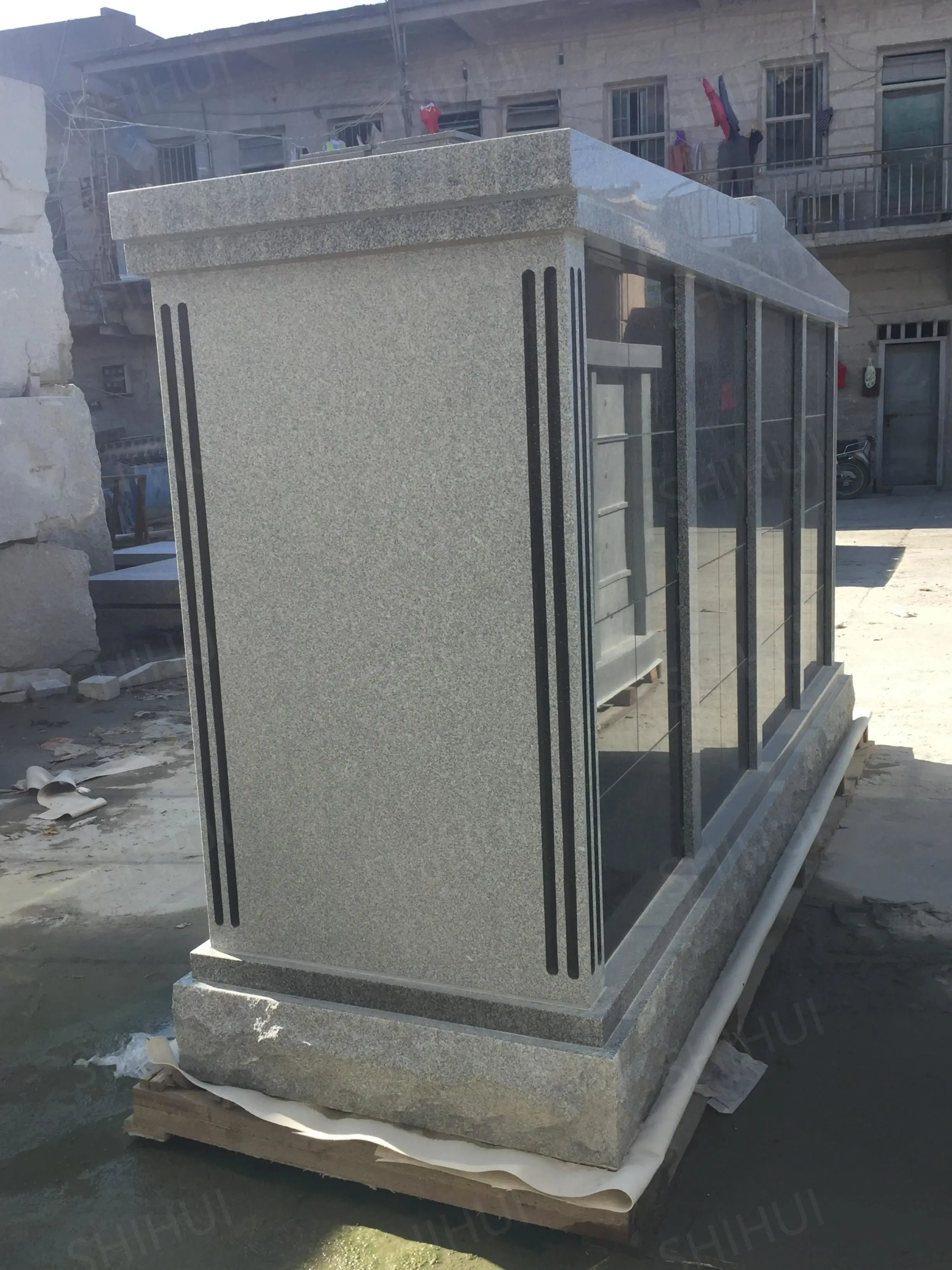 SHIHUI Outdoor Natural Stone Big Grey Granite Columbarium And Funerary Chapel 64 Niches Double Sides Cremation Urn For Cemetery