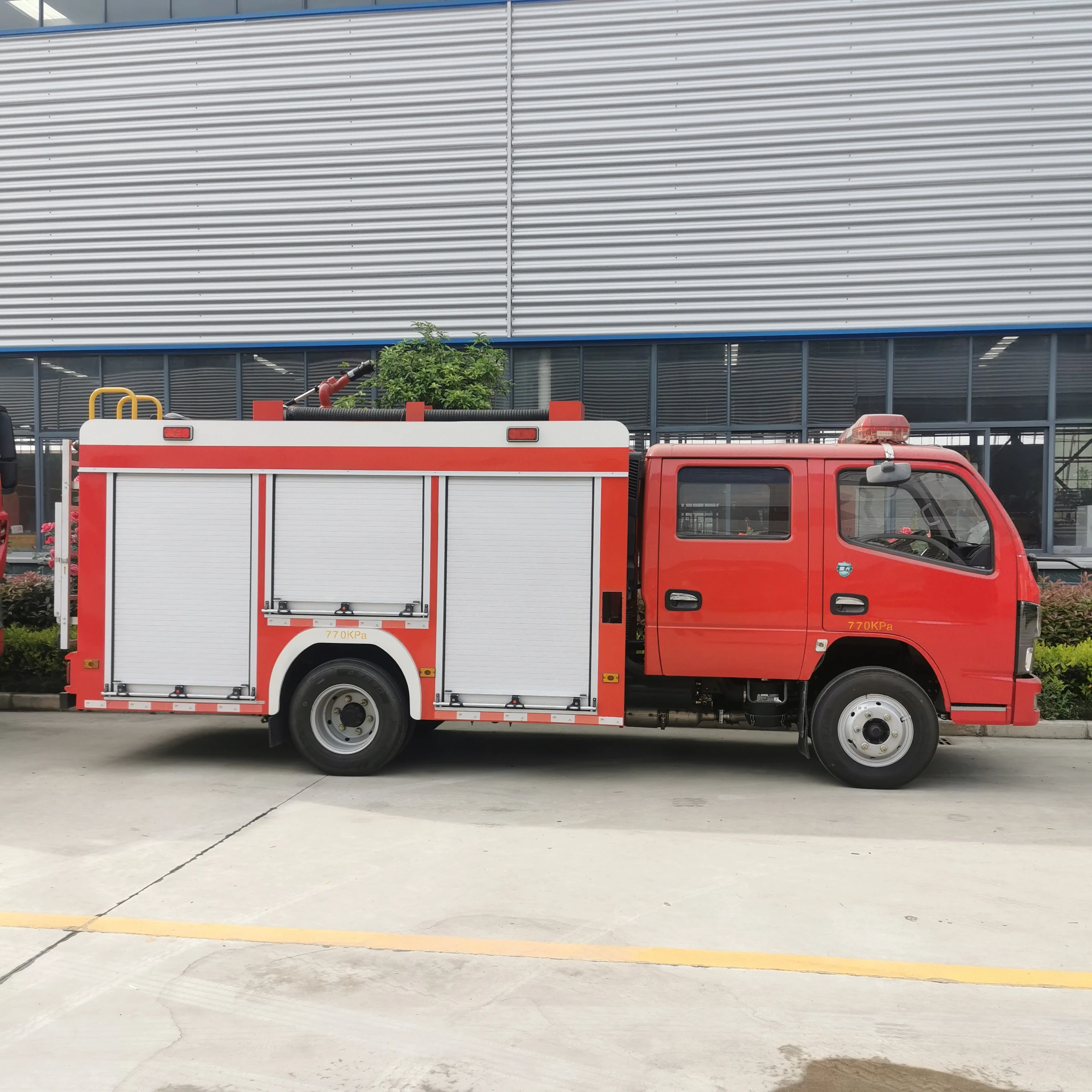 Dongfeng 4*2 Mul-tifunction Fire Truck with Sprinkler Water Tender Vehicle
