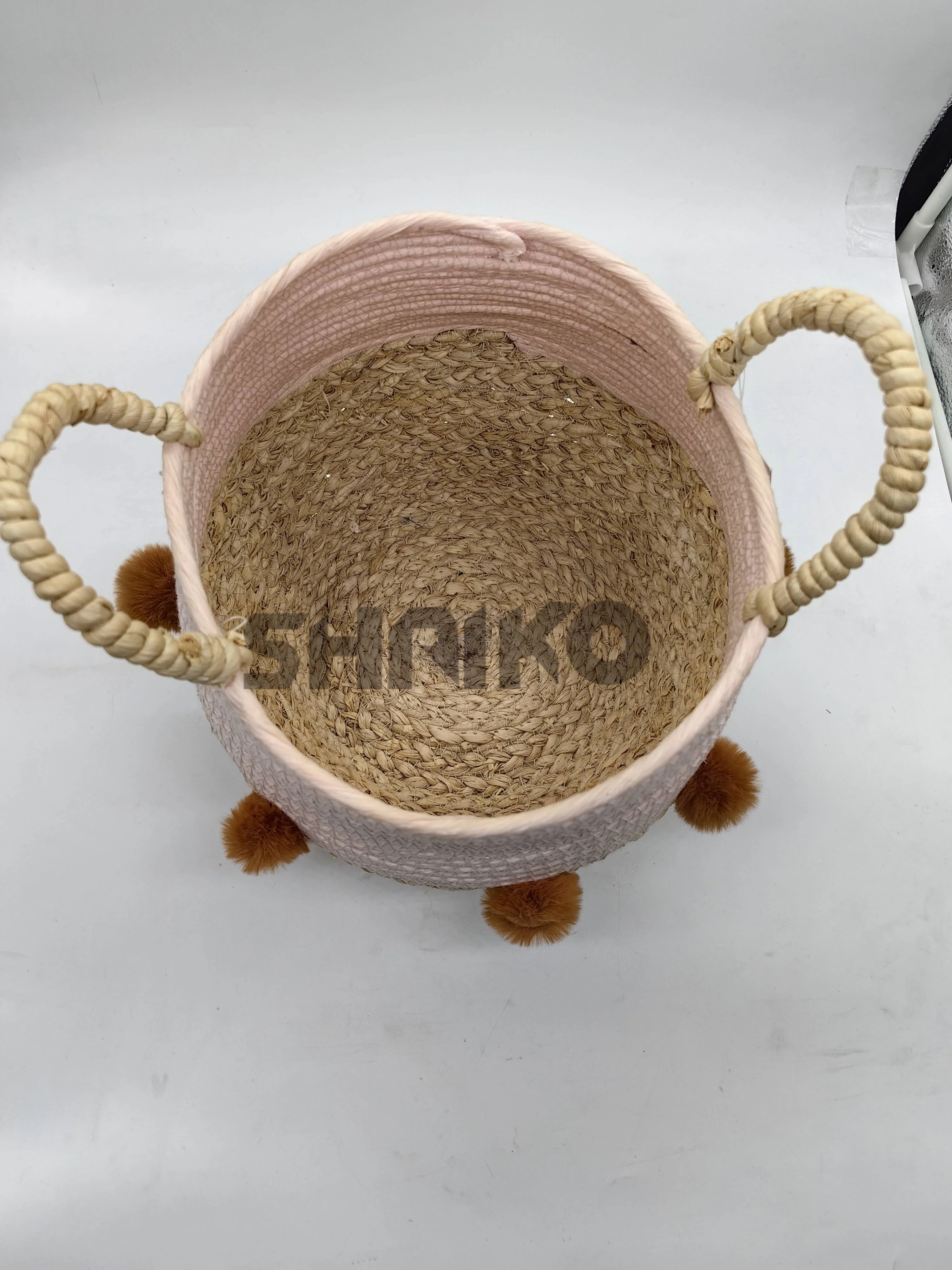 Corn husk woven storage basket for home use, beautiful and multifunctional storage basket with handle