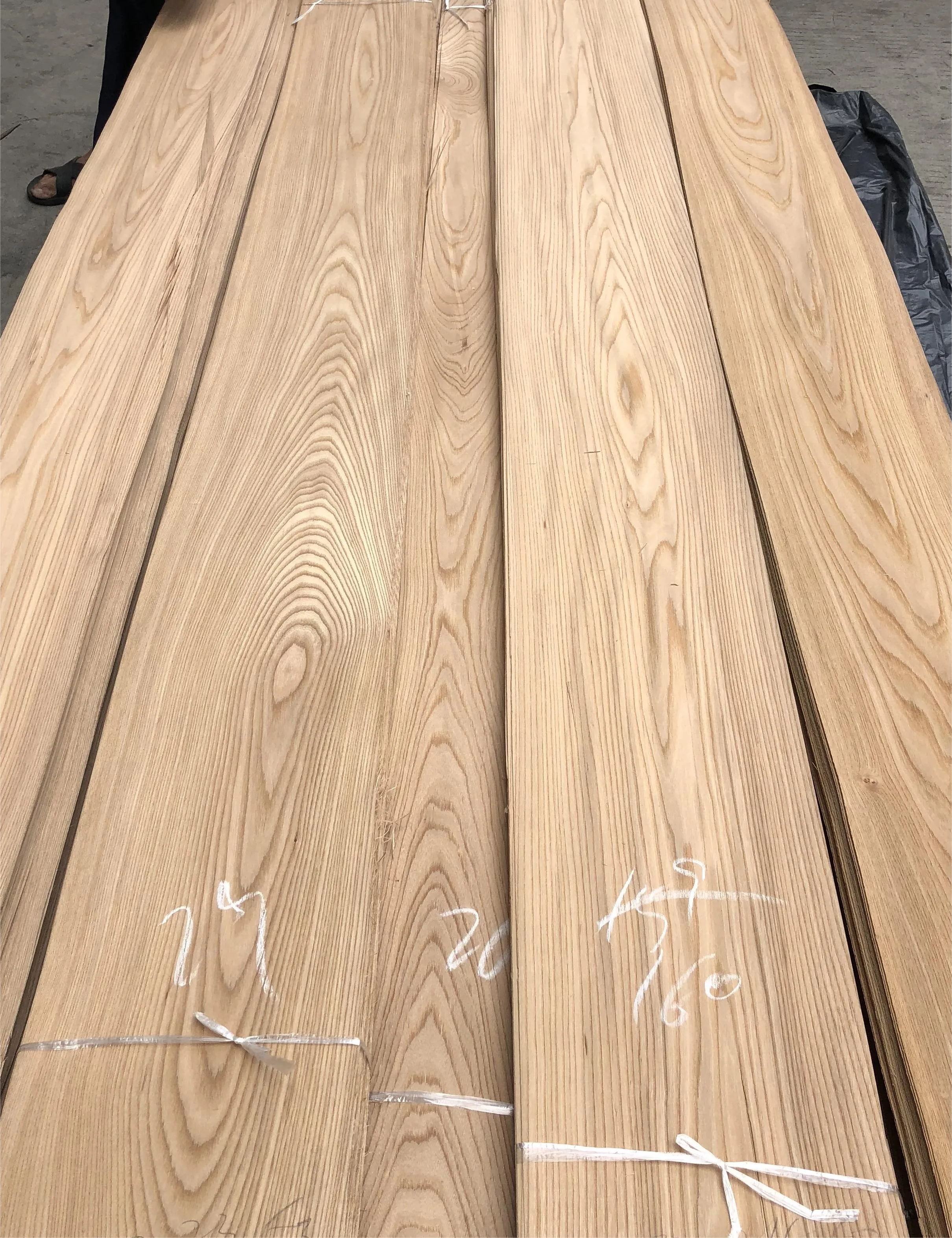 Wholesale Mountain/Straight Grain Natural Elm Veneers Wood 0.4mm Natural Elm Wood Veneer Plywood Flooring