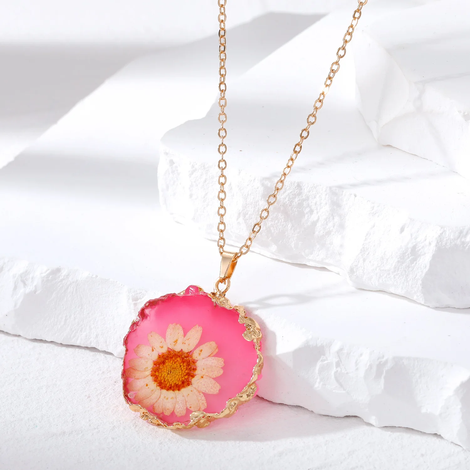 Brave Light European and American style fresh girly style Daisy dried flower necklace Resin irregular edge flower pendant Cross-