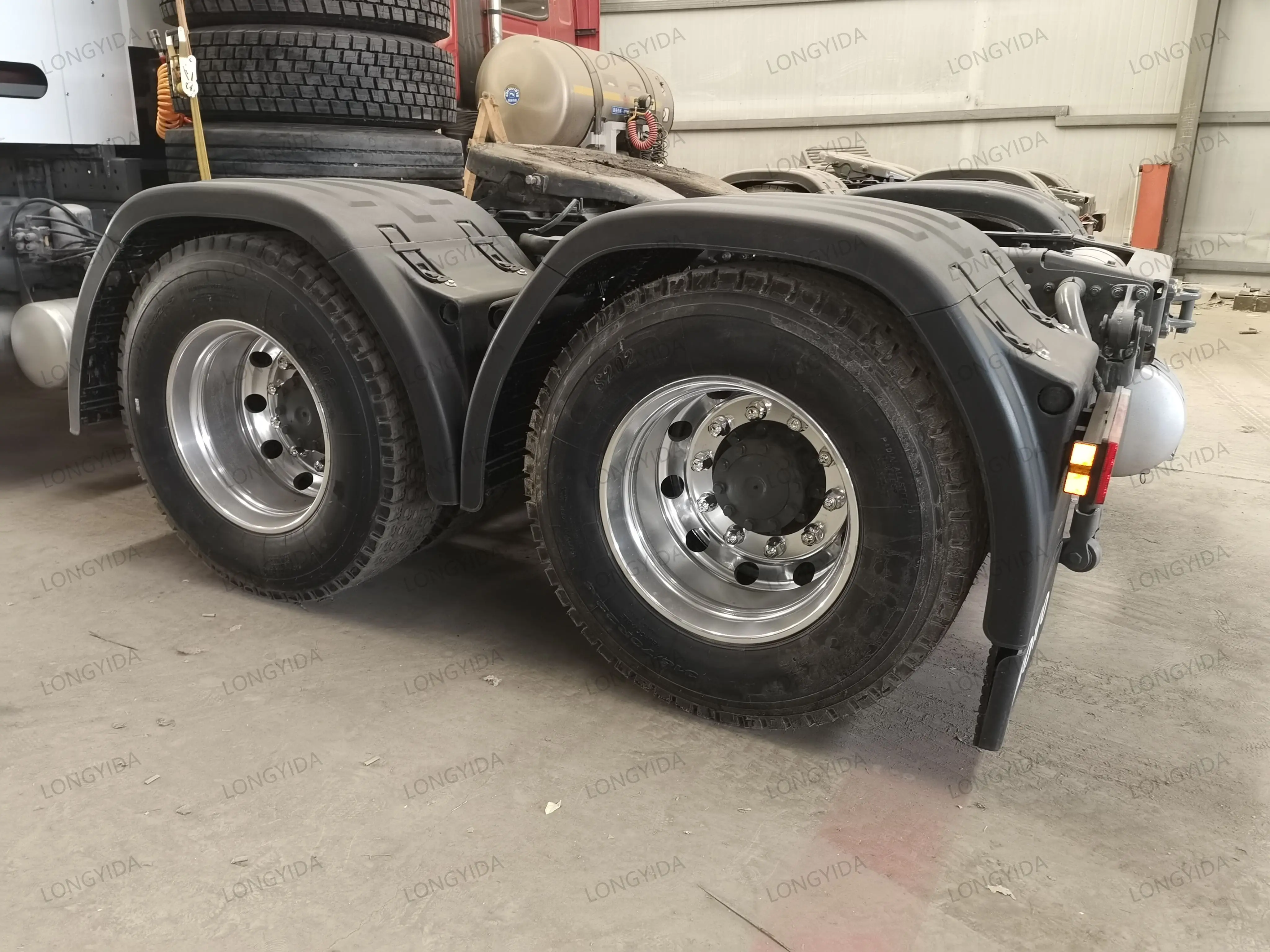 Sino Truck Howo T7H 6x4 CNG 40 Ton 10-Wheel Steel Manual Transmission Design 450hp 4x2 Air Suspension Tractor Truck Left Hand