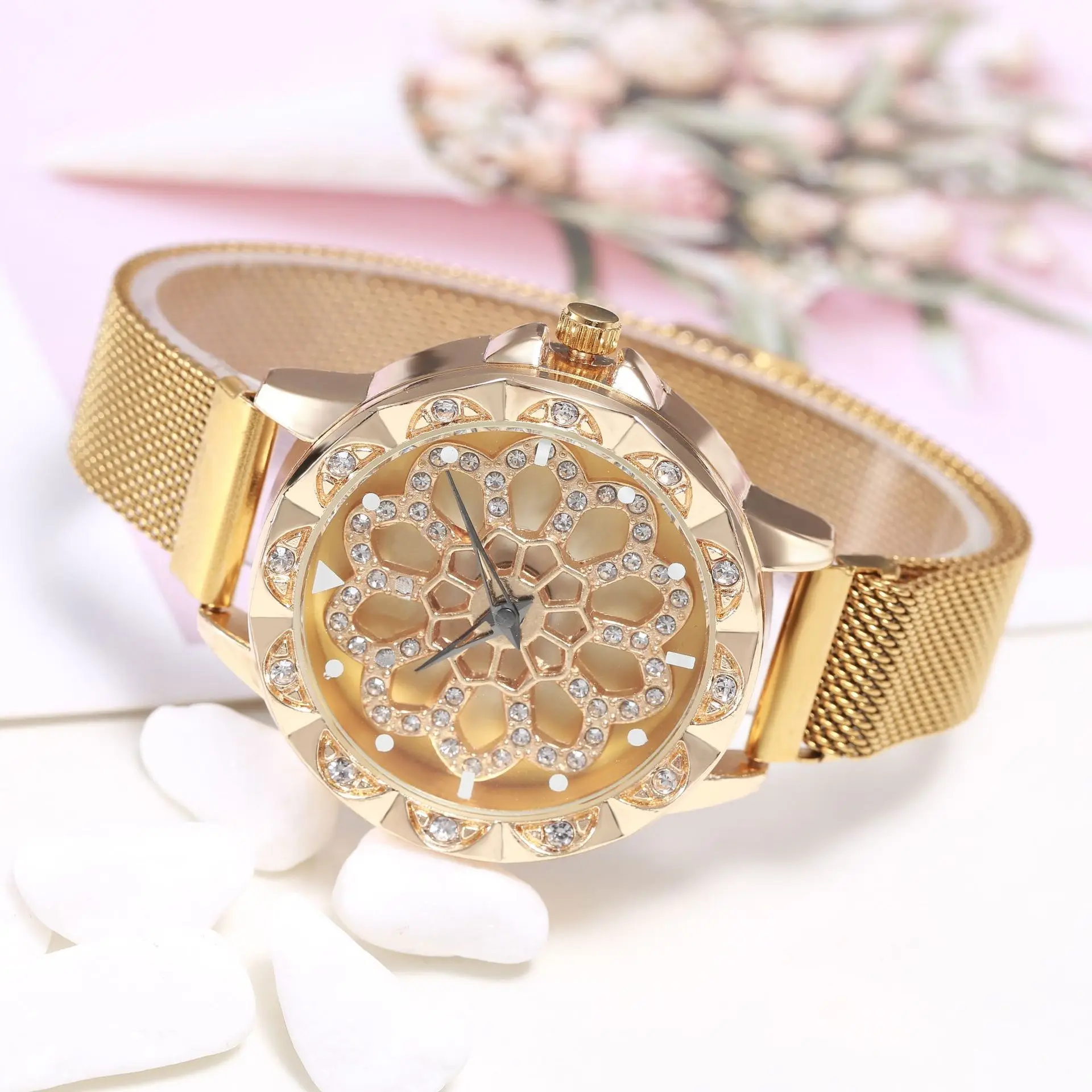 Magnet Buckle Wrist Watch Creative Design Quartz Watches Dial Rotatable 360 Degrees Ladies Luxurious Watches