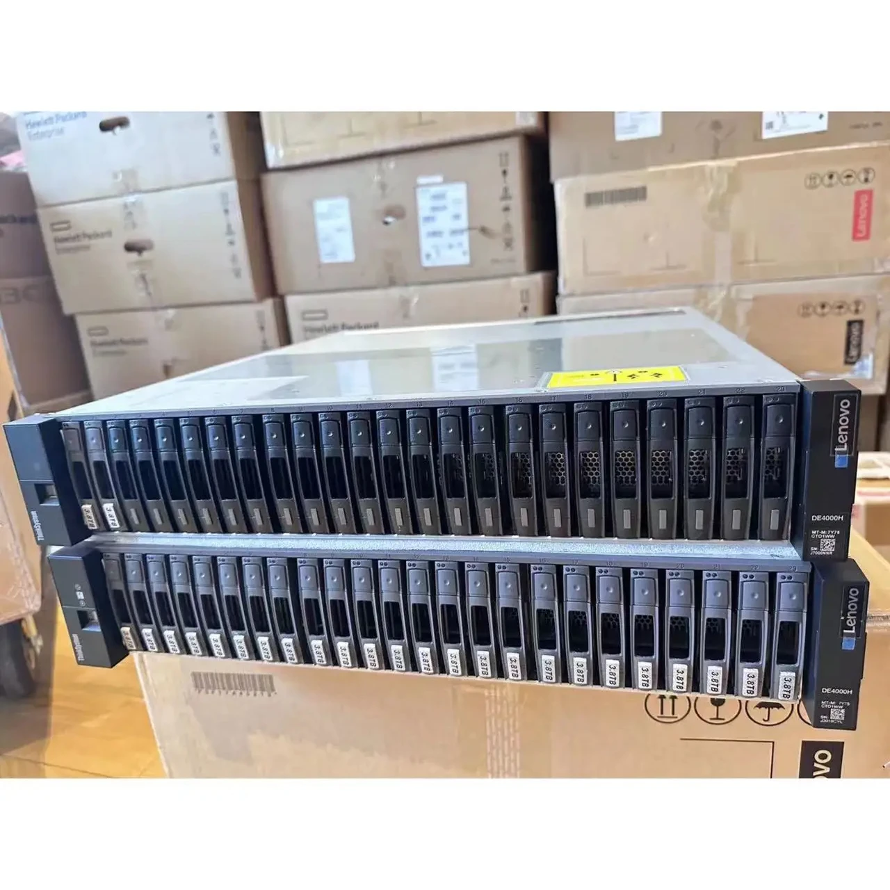 DE6000H DE4000H Lenovo ThinkSystem 2.5 3.5-inch SAS SSD/HDD Drives FC Hybrid Flash Array