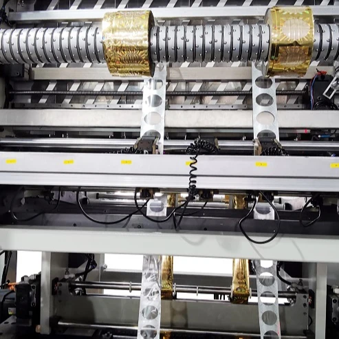 Голографическое позиционирование рулонно-рулонная машина для горячего тиснения фольгой, используемая для послепрессового оборудования