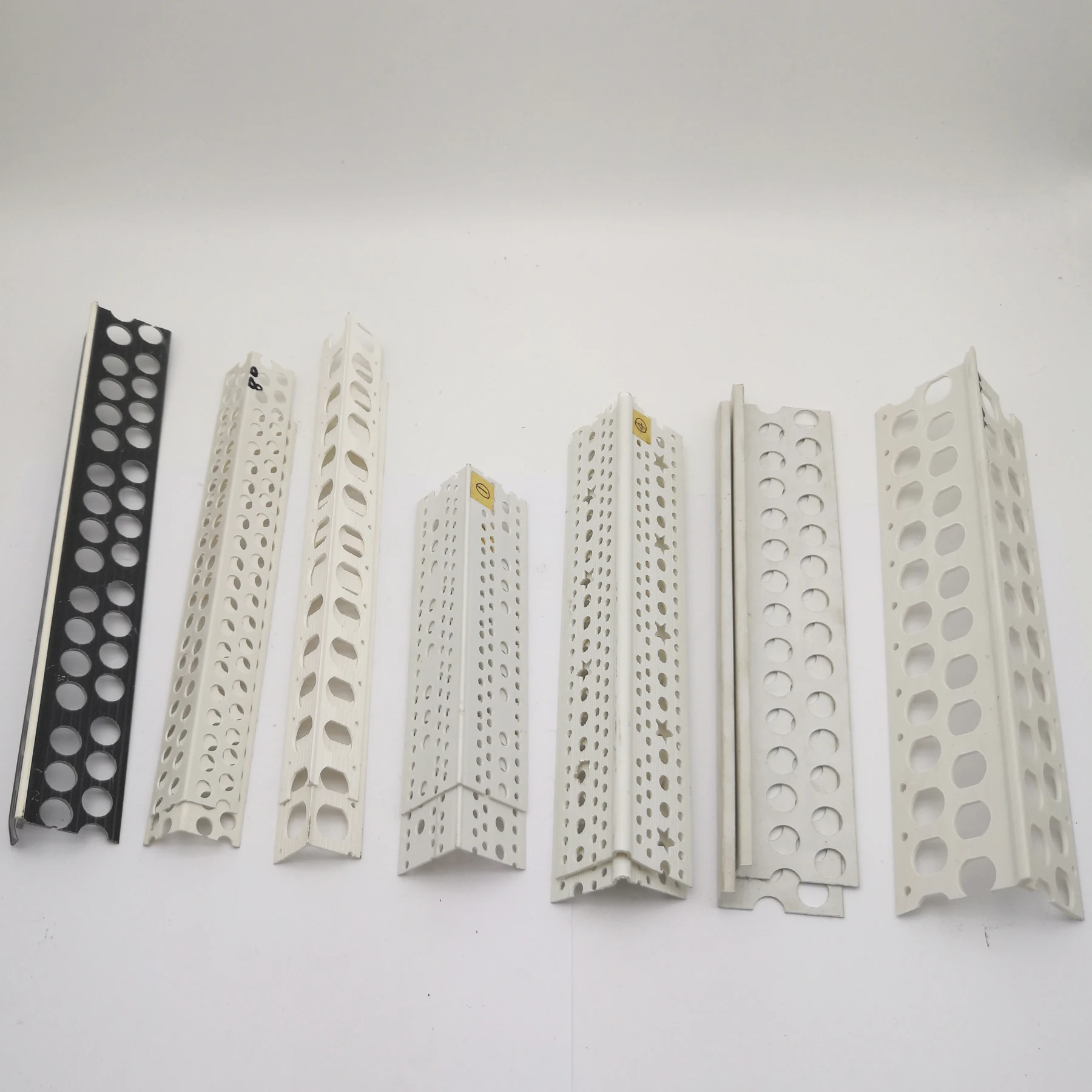 2.7m PVC Corner Bead with Fiberglass Mesh