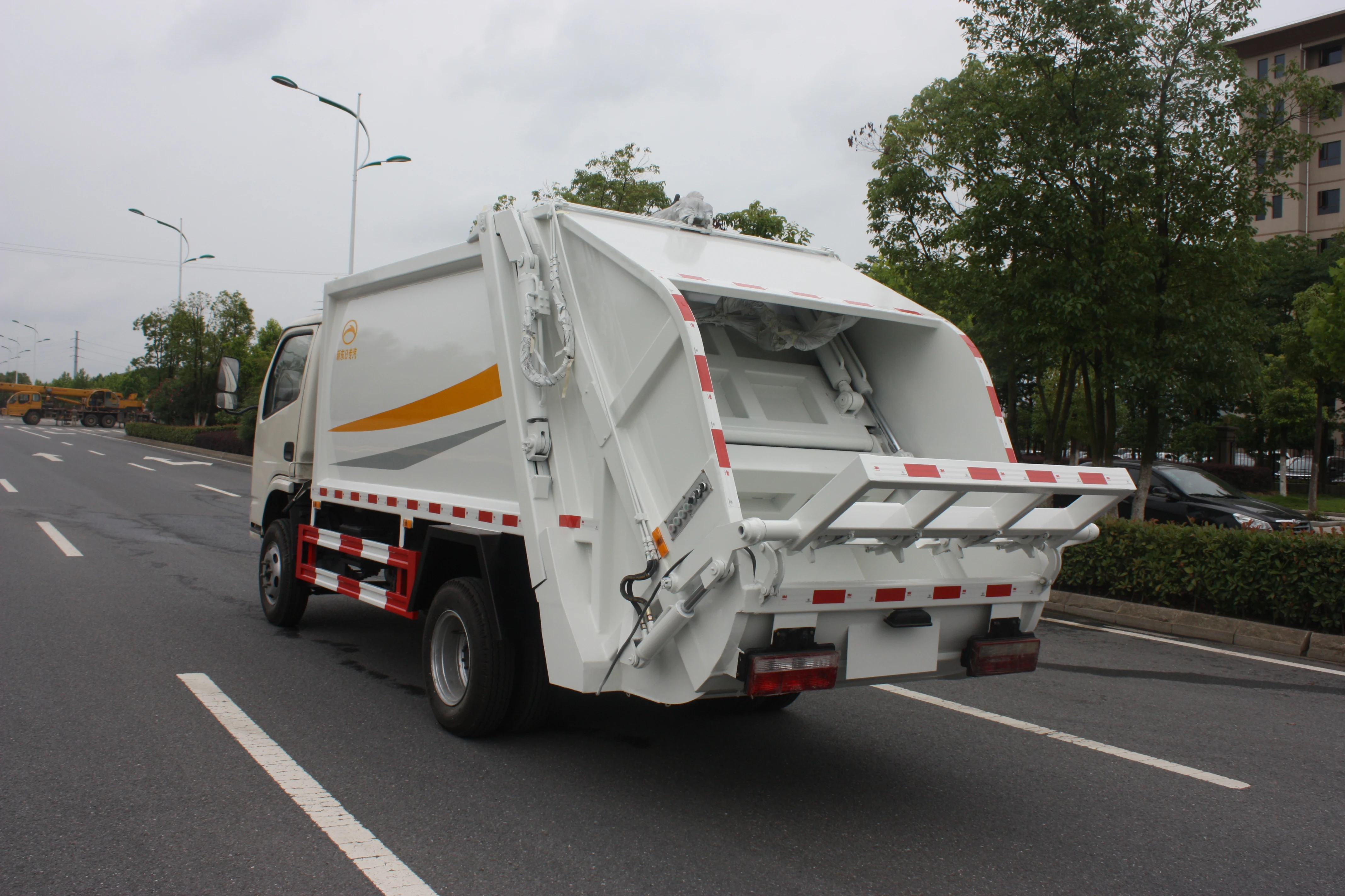 dongfeng whole hermetical garbage transport truck for sale