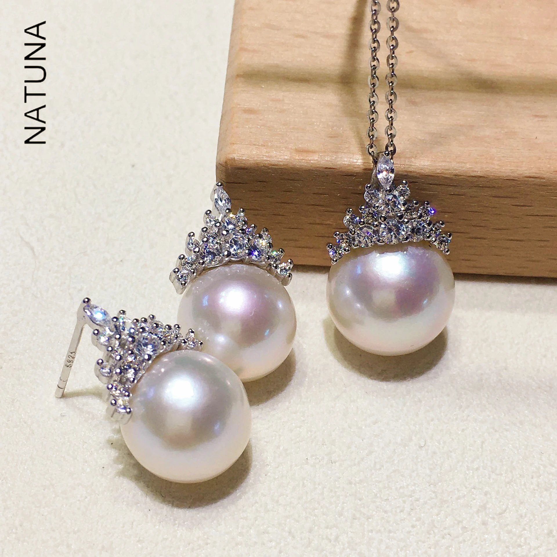 Natuna Classic Jewelry Modern Necklace With Good Finishes Popular Minimalist Brass Earring Brass Necklace for Women