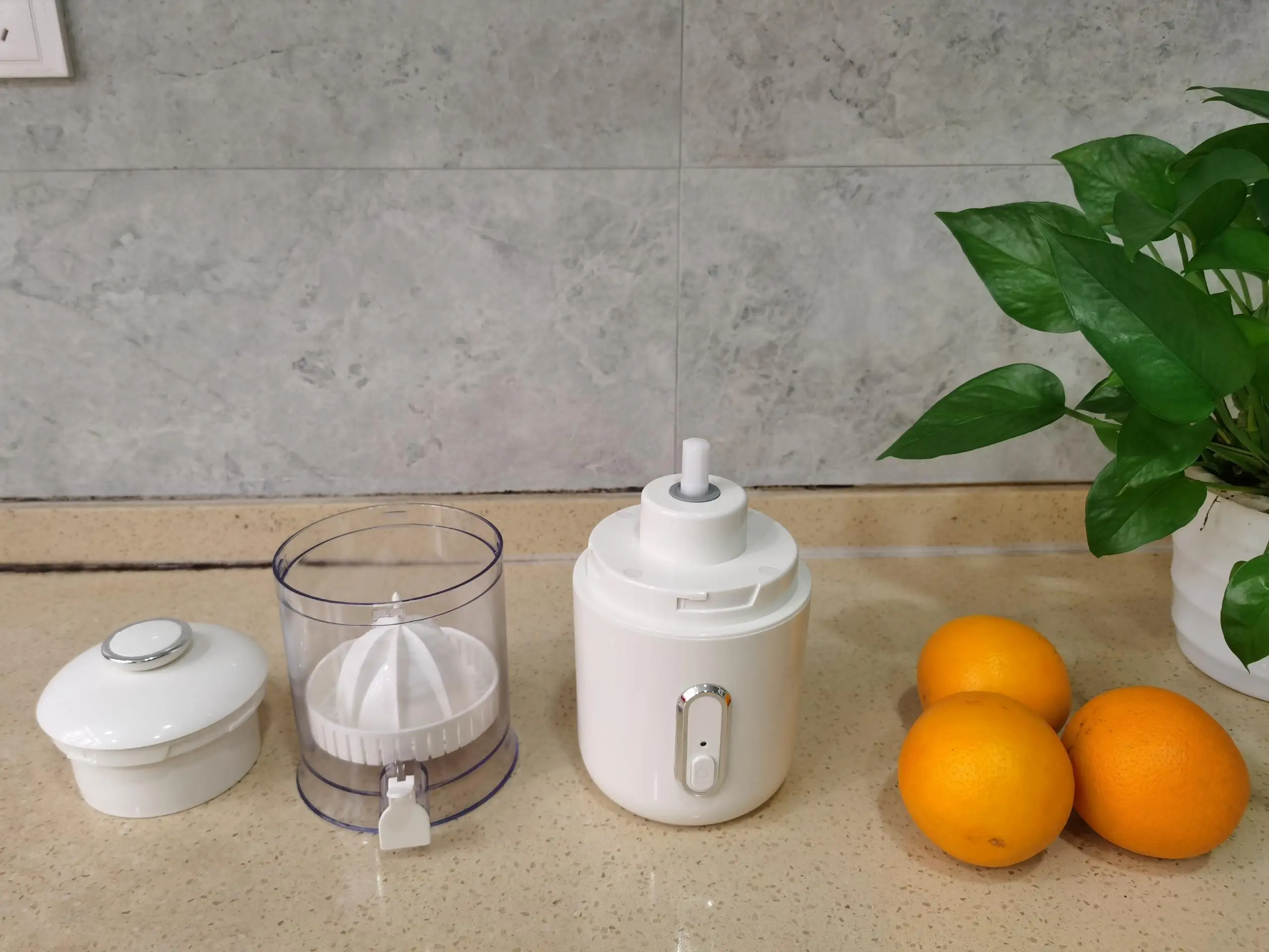 Portable USB Rechargeable Seedless Easy to Use Cold Press Healthy Fruit Juice Vitamin Electric Orange Squeezer Citrus Juicer