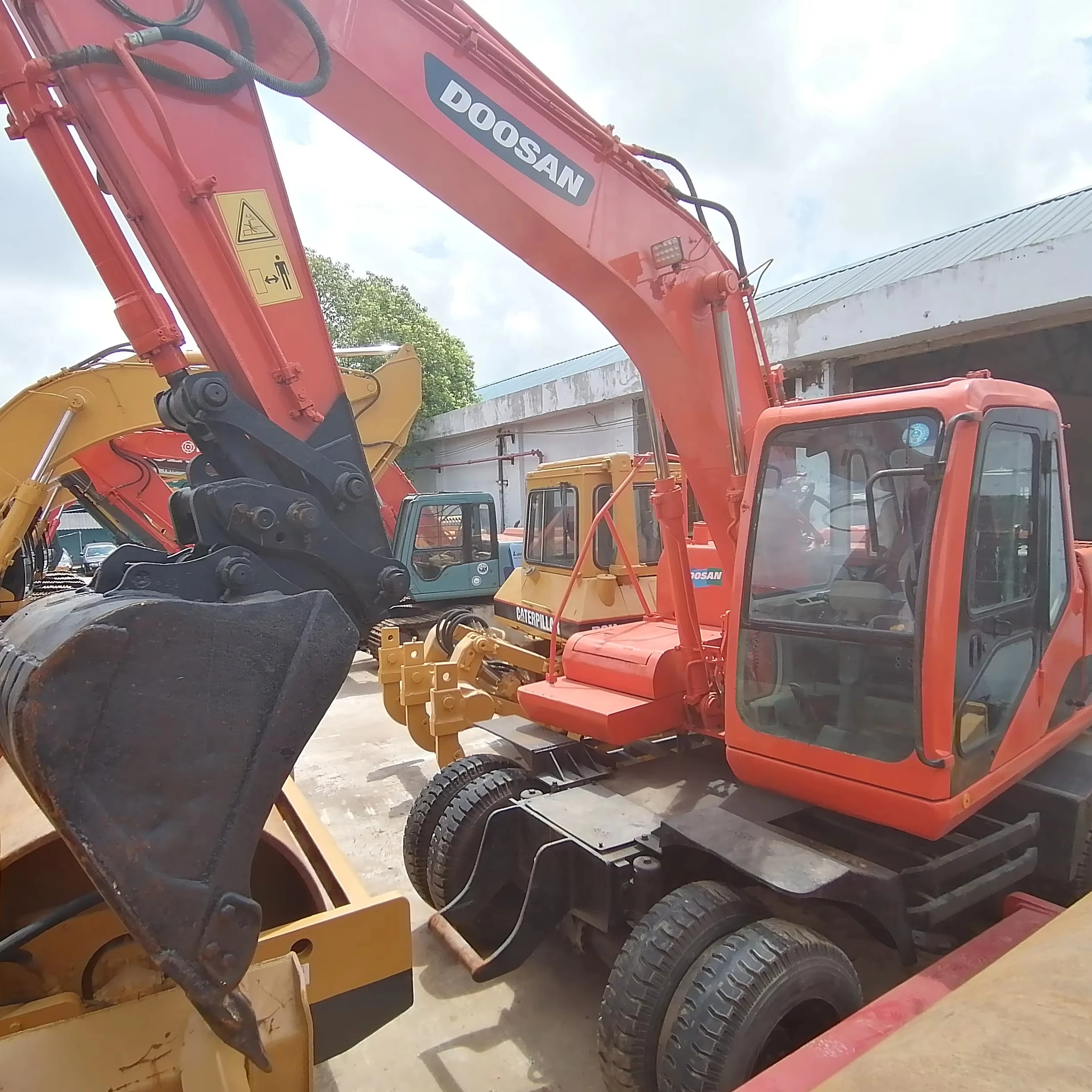 Секонд-хенд DOOSAN dh150w-7 стабильность производительности хорошая