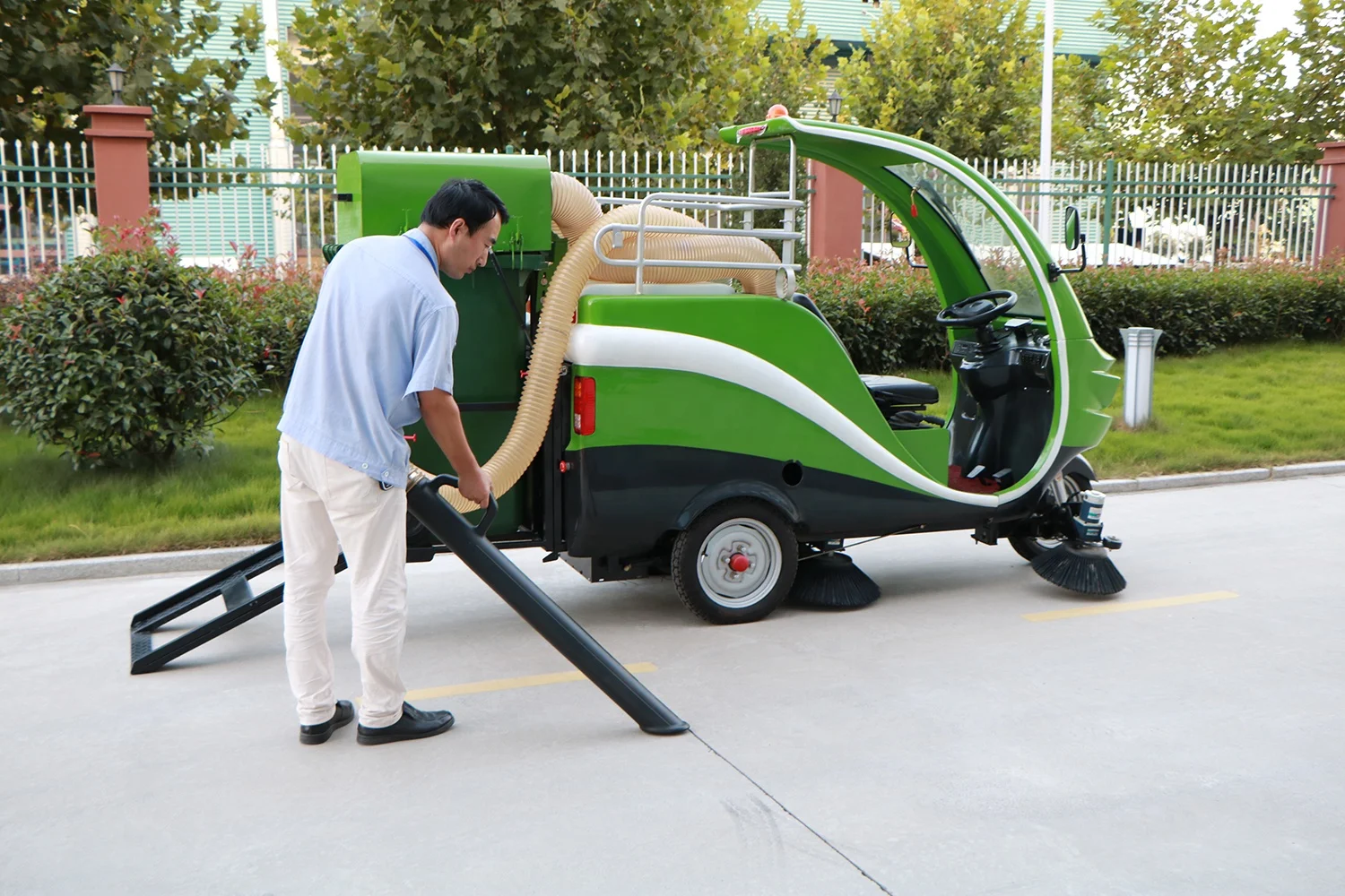Professional Manufacturer Industrial Small Street Road Sweeper Garbage Collect Electric Car