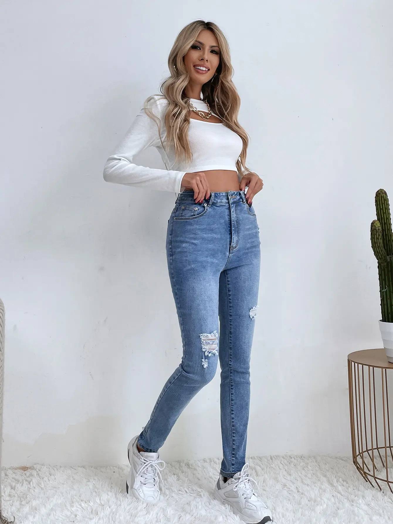 Wholesale Jeans Women Manufacturer Provides Women Denim Jeans Ripped Skinny Fit Jeans For Women