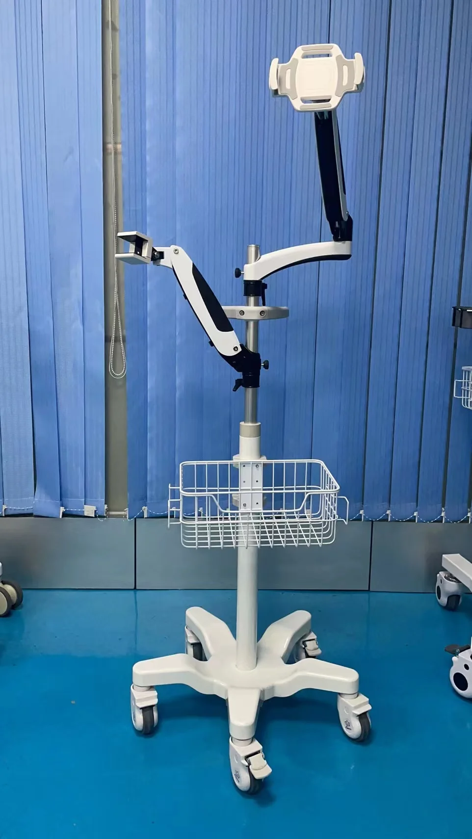 Movable Hospital Tablet 360 degrees of adjustment Medical ipad trolley Camera surveillance trolley