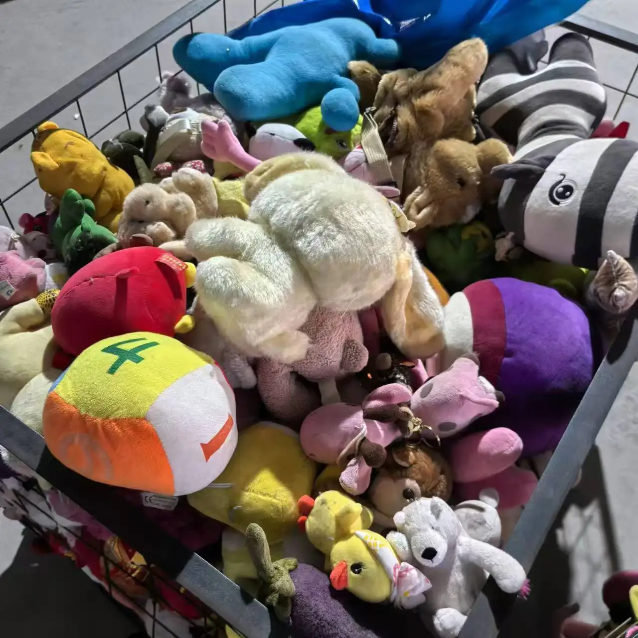 Factory Wholesale Ukay Ukay Bales Vip Used Soft Stuffed Toys For Kids Thrift Doll Second Hand Plush Toys For Baby Children uk