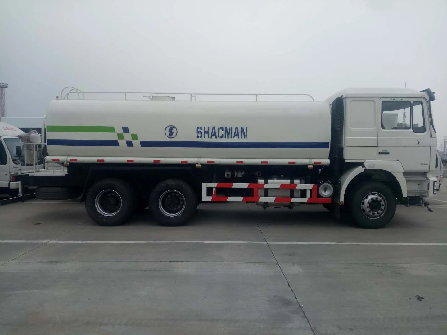 SHACMAN F2000 6x4 водяной бак