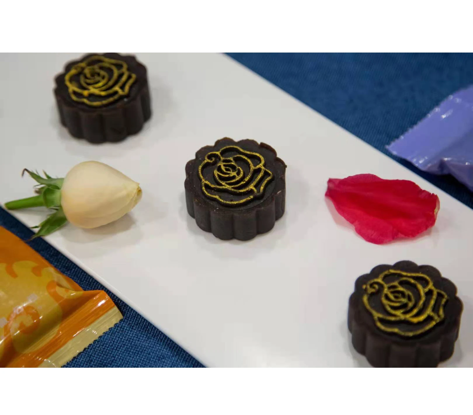 New Style Bulk Food Mooncakes Cantonese Peach Mountain Skin Snowy Mooncake Gift Box