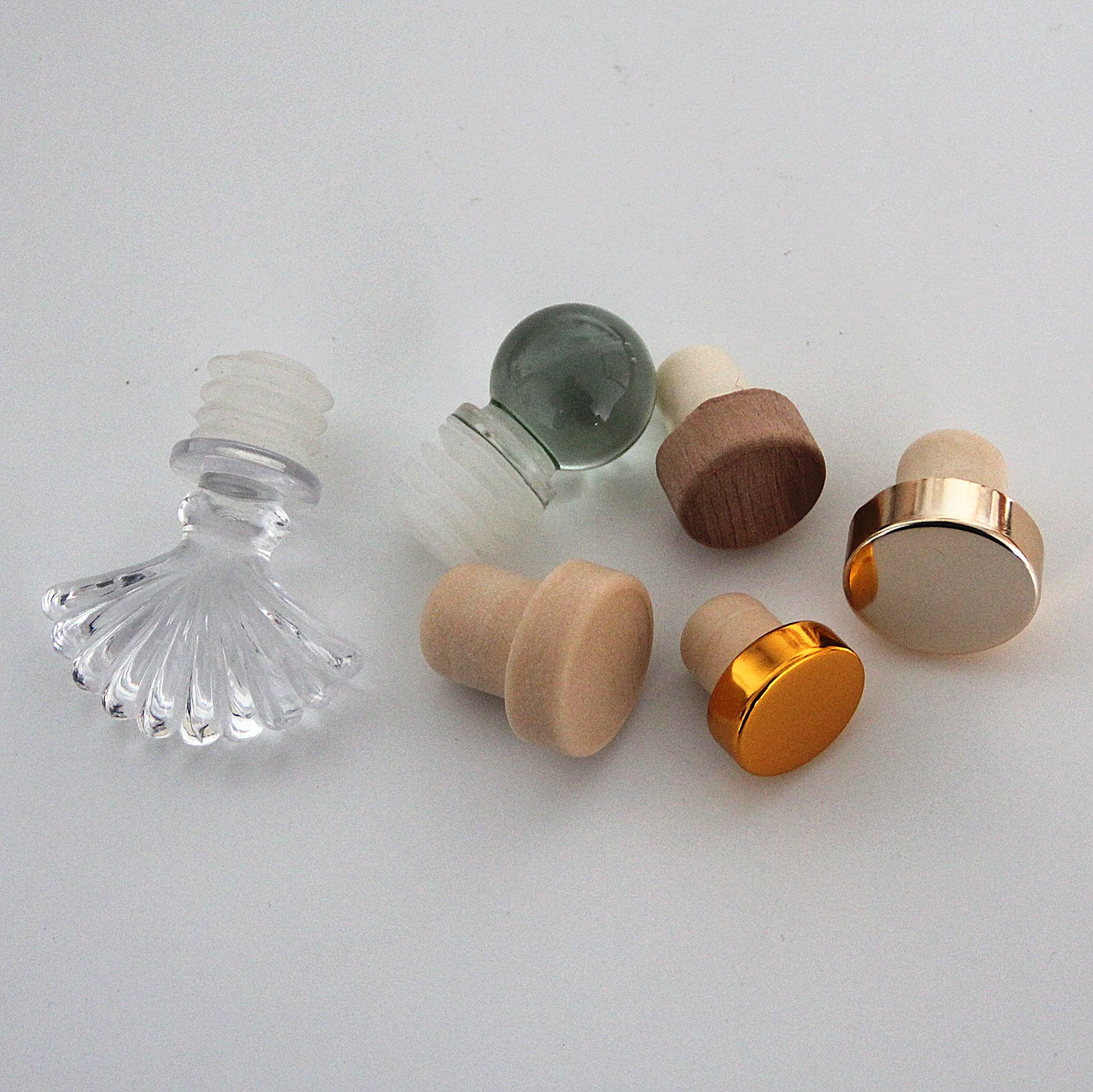 Wholesale hotsale colorful spraying 220ml glass Aroma Perfume Bottle Aromatherapy Fragrance with line embossed Ocean style lid