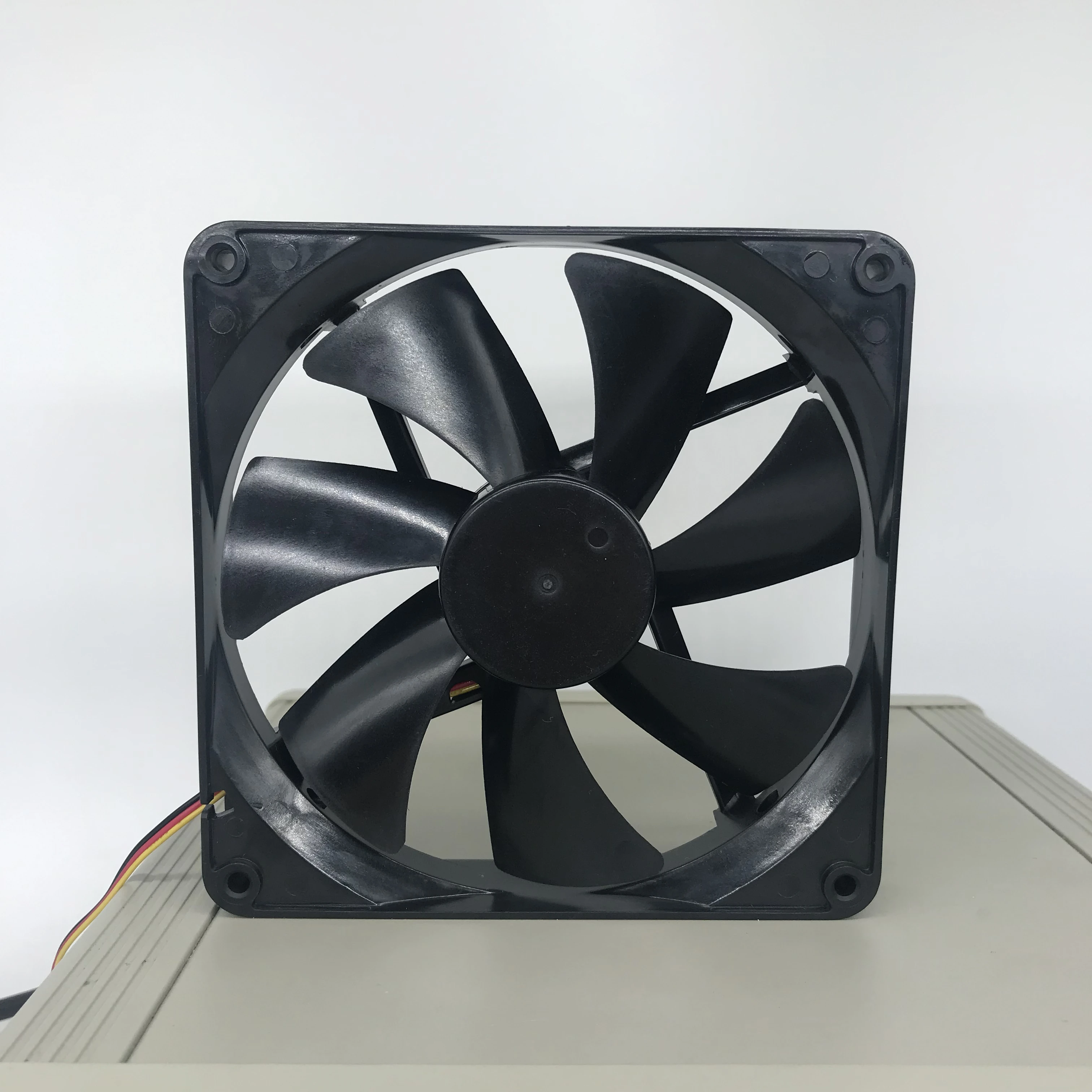 PC fan 140mm 2100rpm fan 12v 100 cfm 4pin dc 140*140*25 mm bldc motor fan low noise for greenhouse