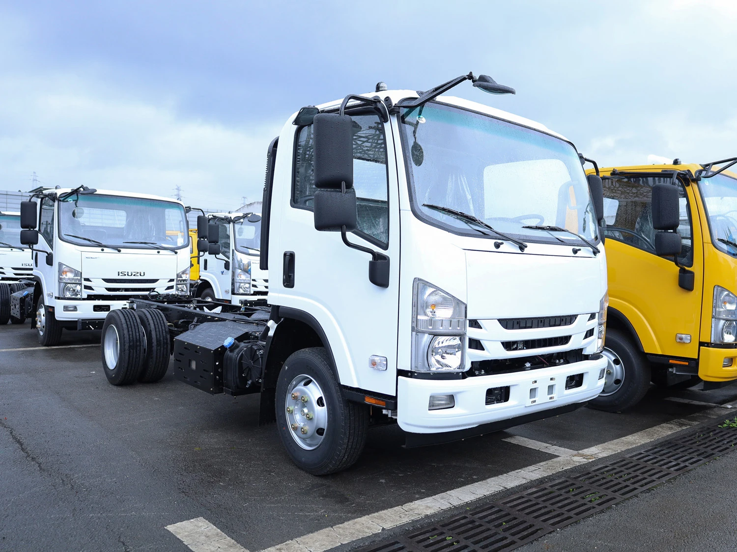 QINGLING Isuzu 6 ton 7 ton NPR Isuzu cabin chassis truck factory direct sale
