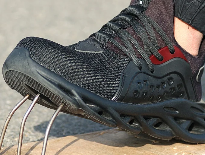 soft and comfortable light weight anti smashing and stabbing stand and steel head safty shoes anti piercing and spark proof